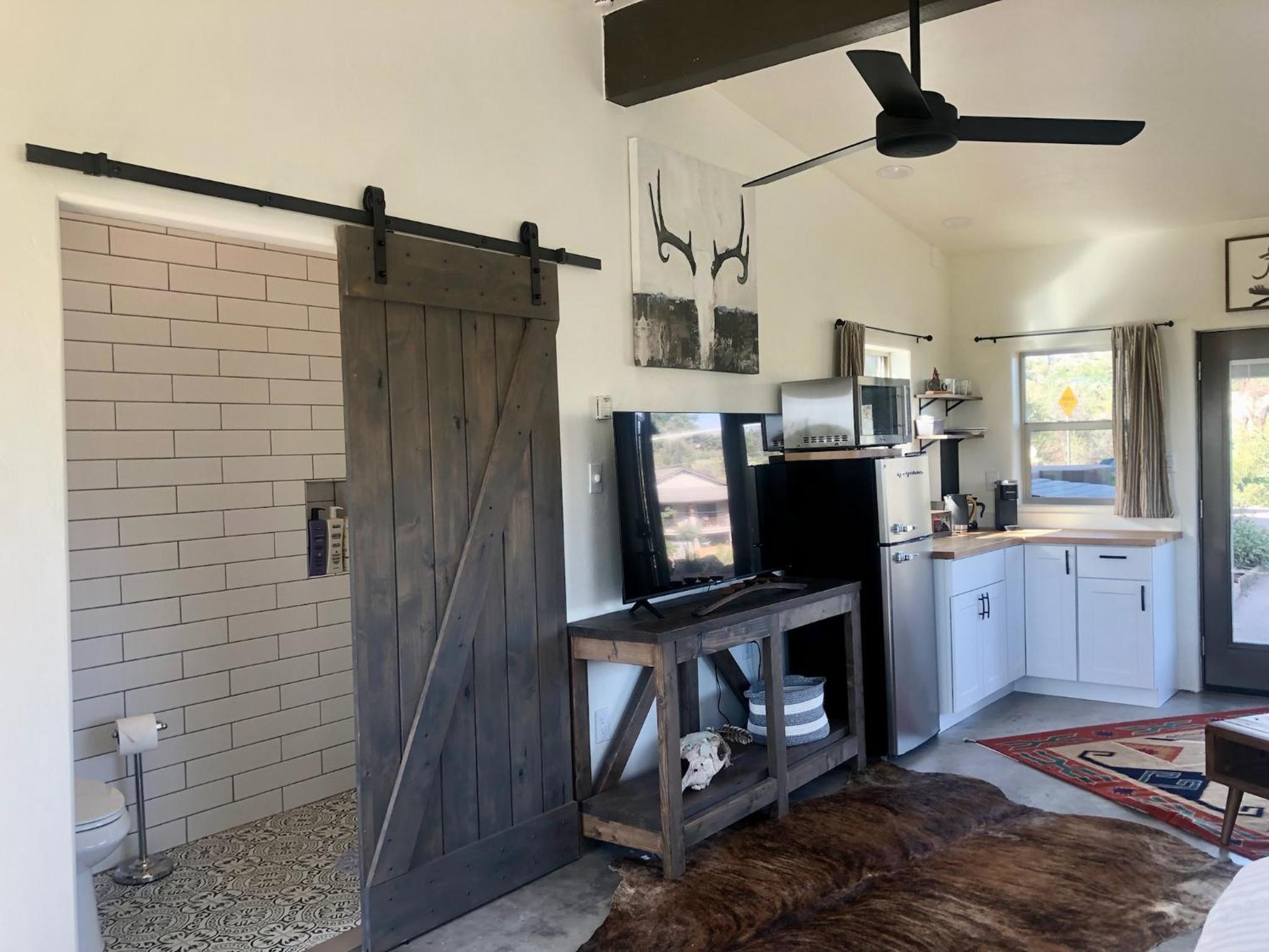 Prescott Vacations - NEW Feather Your Nest King bed Casita, Balcony/BBQ, Amazing views great Location! Dog friendly - Property Image 1