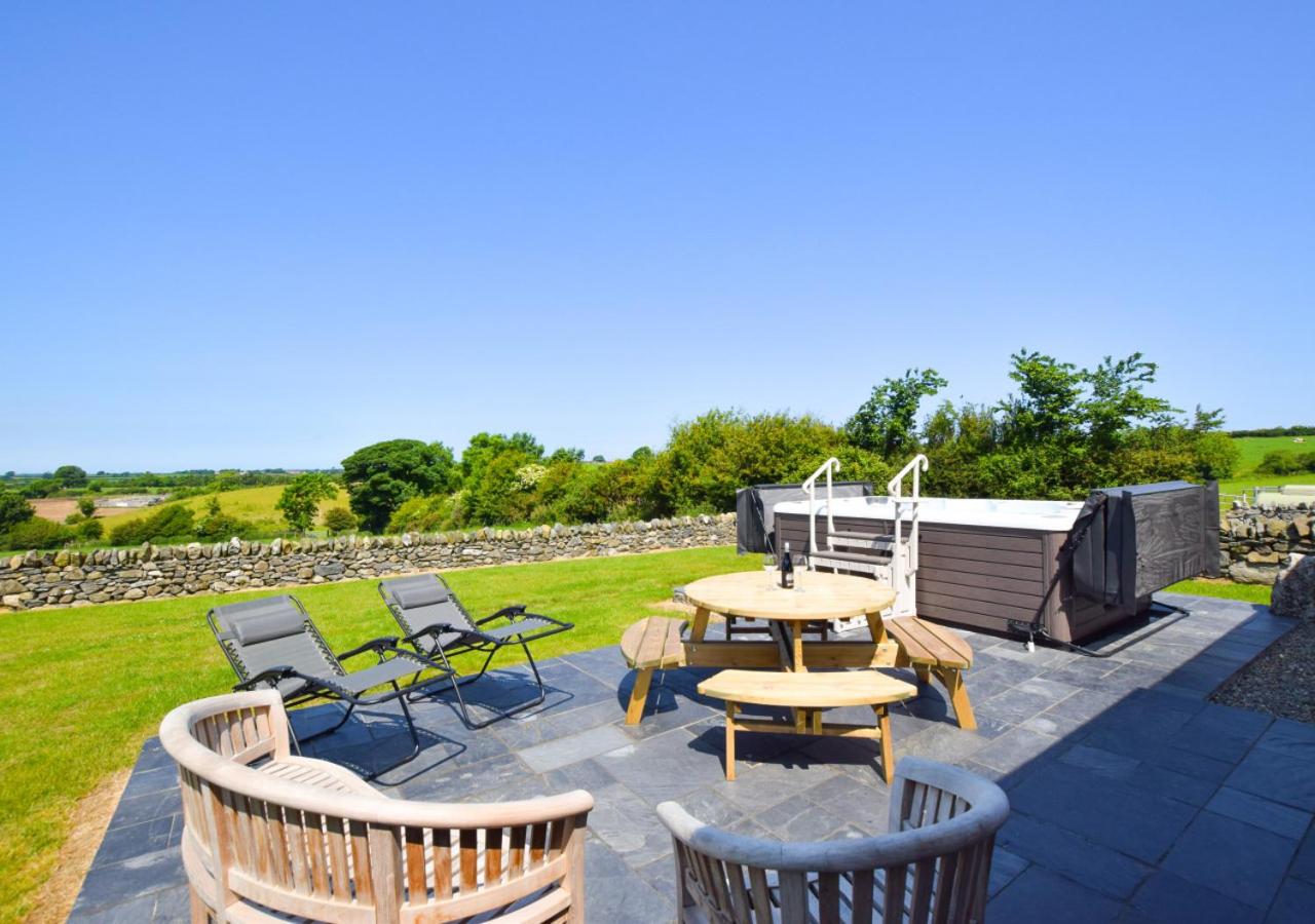 4 Bed in Menai Bridge oc-bow16 view 2