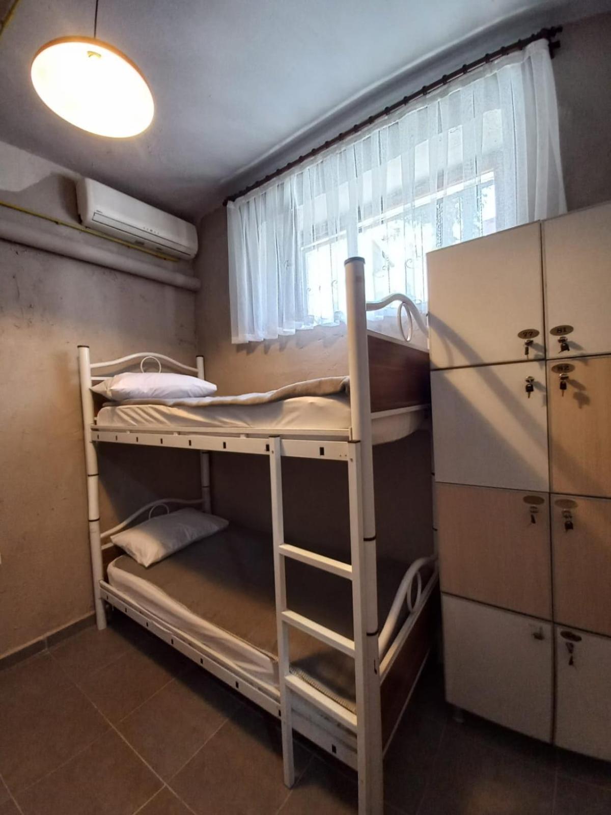 Berlin Hostel & Street