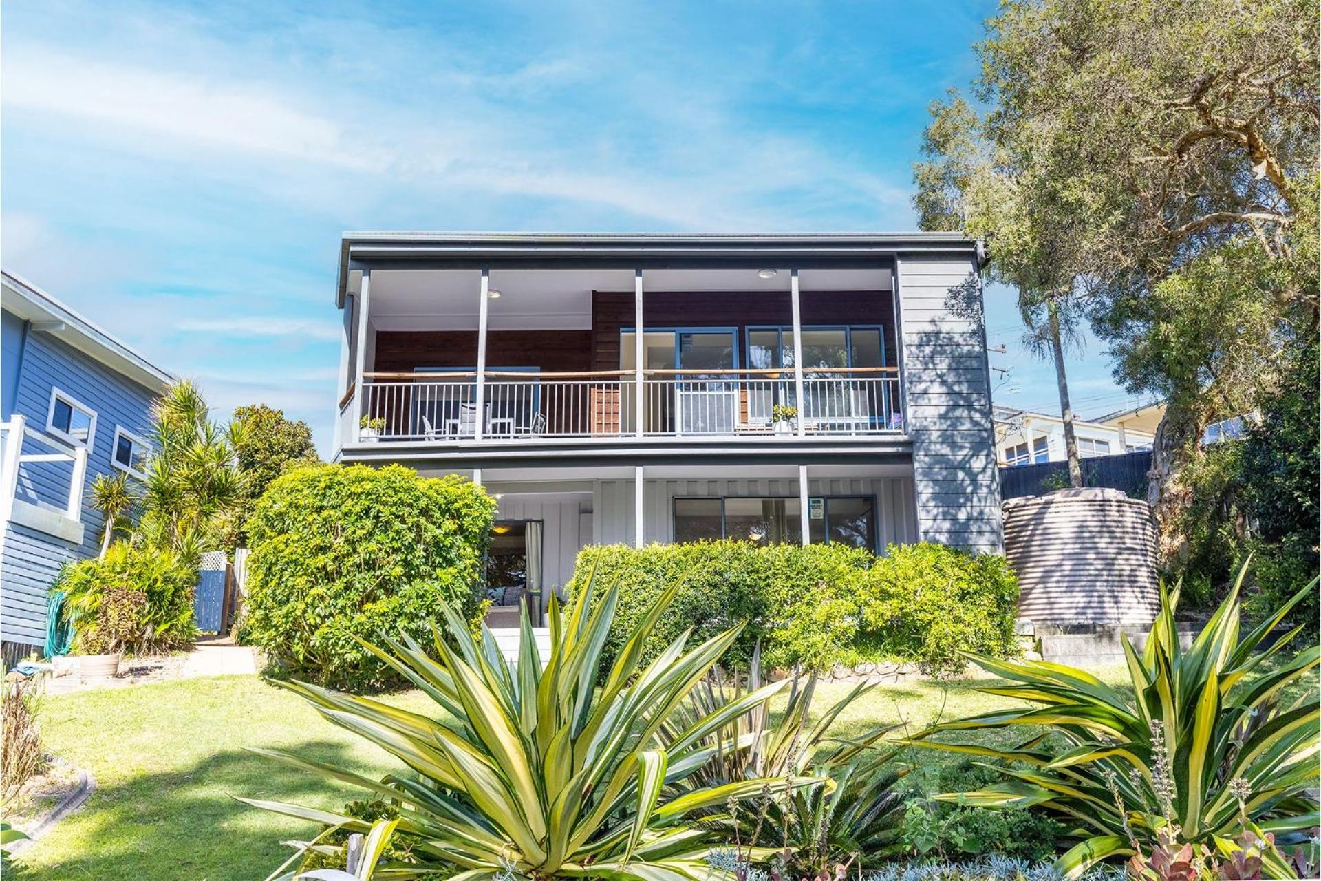Baggies On Dutchies, 9 Burbong Street - Large pet friendly house with spectacular waterviews, Wi-Fi and air con