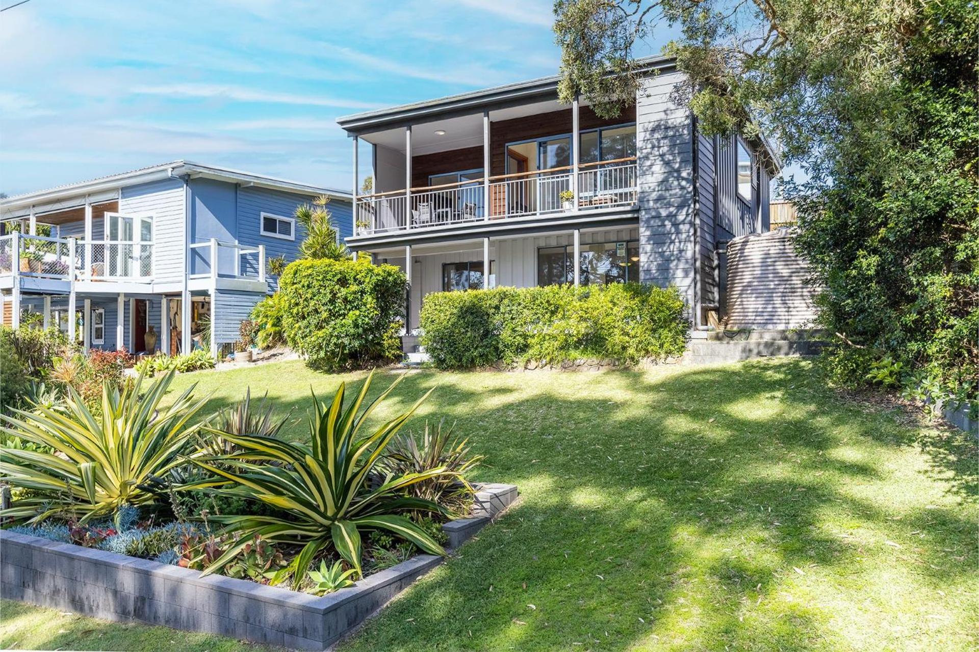 Baggies On Dutchies, 9 Burbong Street - Large pet friendly house with spectacular waterviews, Wi-Fi and air con