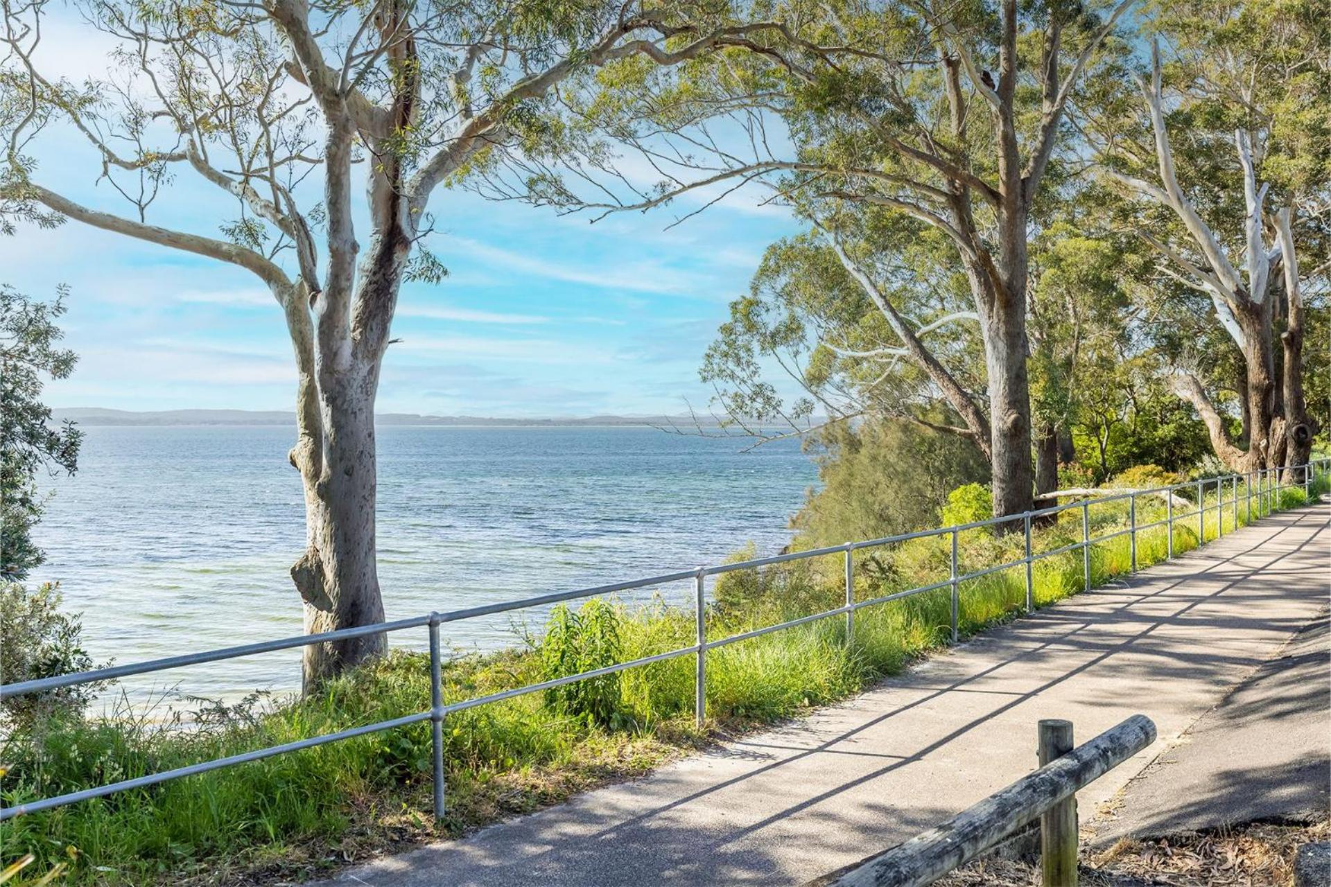 Baggies On Dutchies, 9 Burbong Street - Large pet friendly house with spectacular waterviews, Wi-Fi and air con