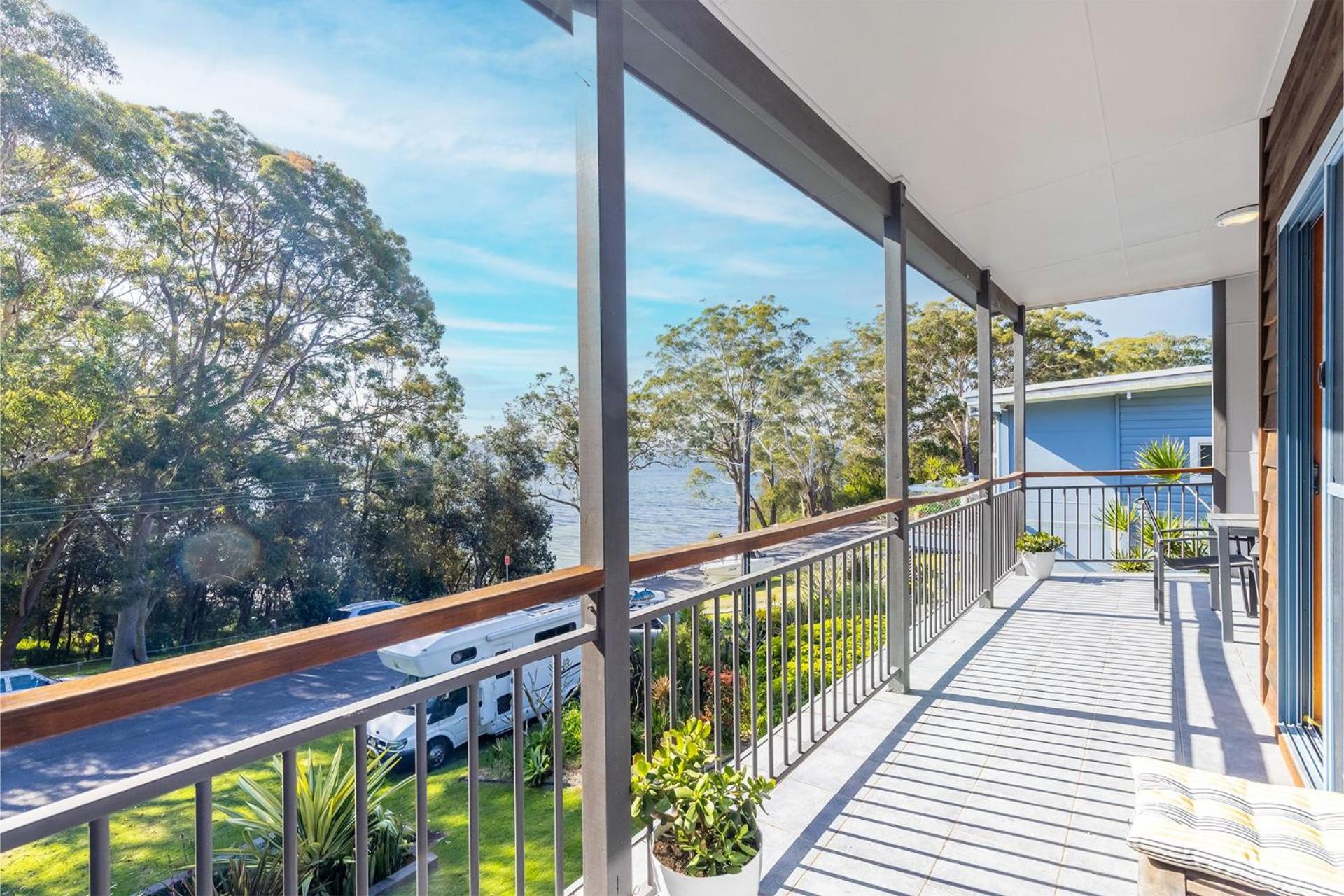 Baggies On Dutchies, 9 Burbong Street - Large pet friendly house with spectacular waterviews, Wi-Fi and air con