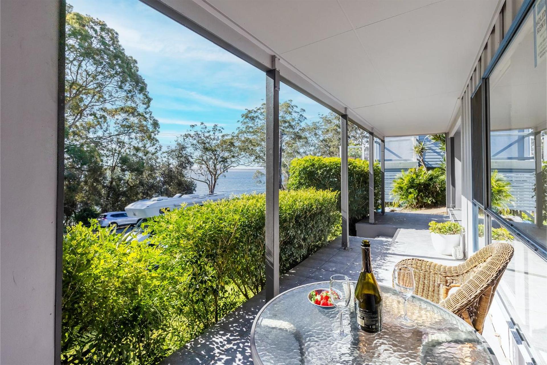 Baggies On Dutchies, 9 Burbong Street - Large pet friendly house with spectacular waterviews, Wi-Fi and air con