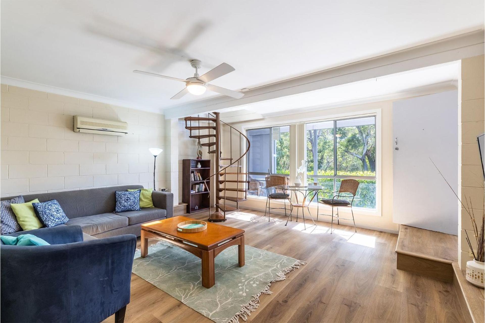 Baggies On Dutchies, 9 Burbong Street - Large pet friendly house with spectacular waterviews, Wi-Fi and air con