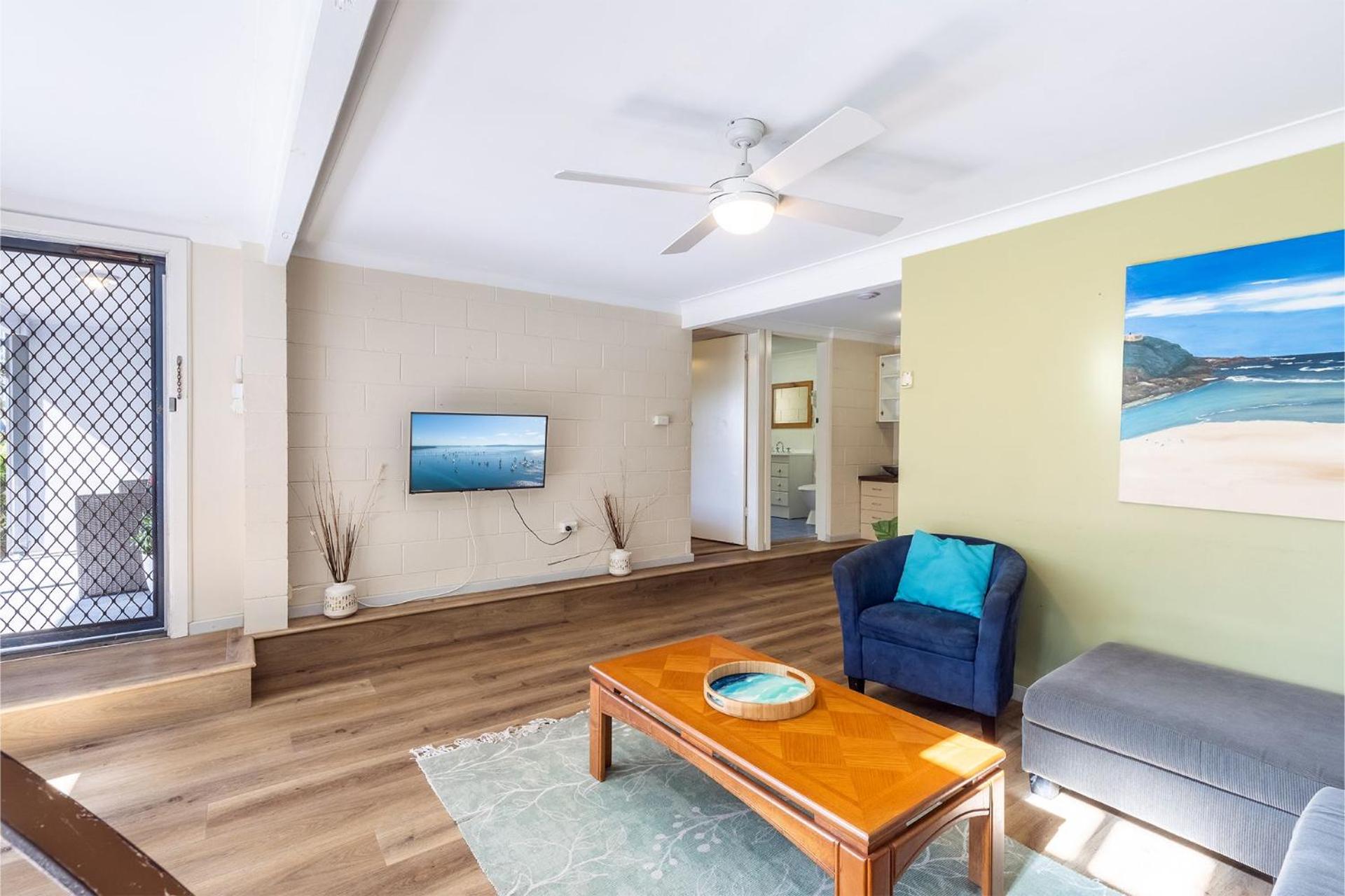 Baggies On Dutchies, 9 Burbong Street - Large pet friendly house with spectacular waterviews, Wi-Fi and air con