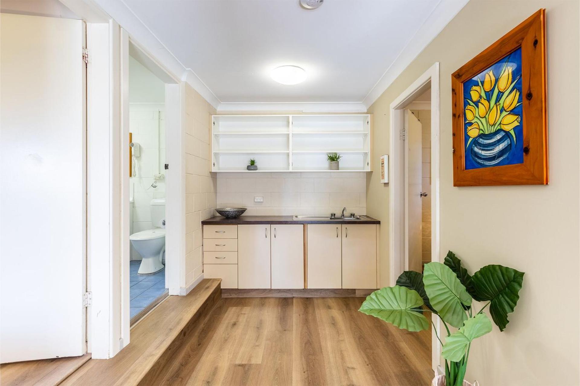 Baggies On Dutchies, 9 Burbong Street - Large pet friendly house with spectacular waterviews, Wi-Fi and air con