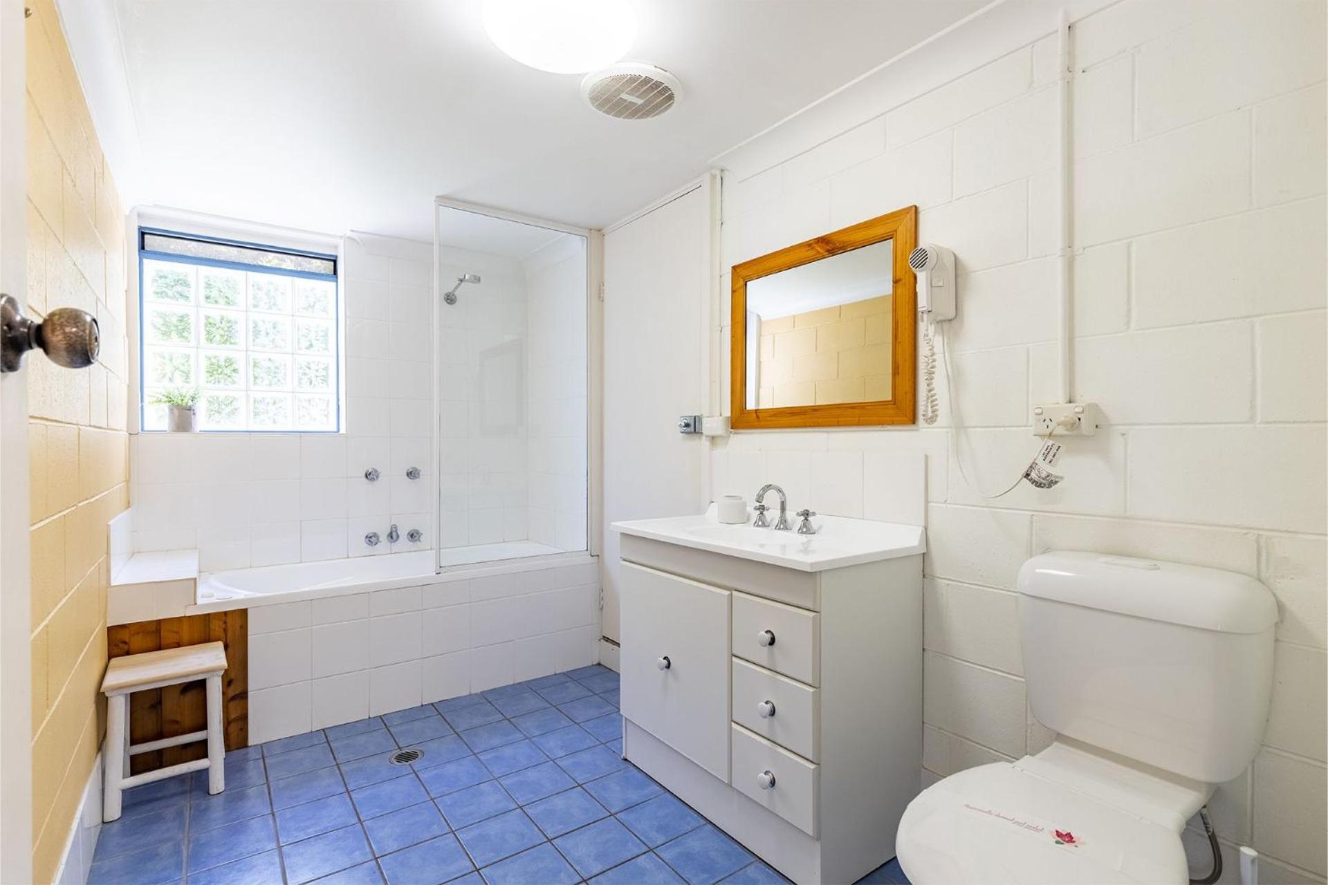Baggies On Dutchies, 9 Burbong Street - Large pet friendly house with spectacular waterviews, Wi-Fi and air con