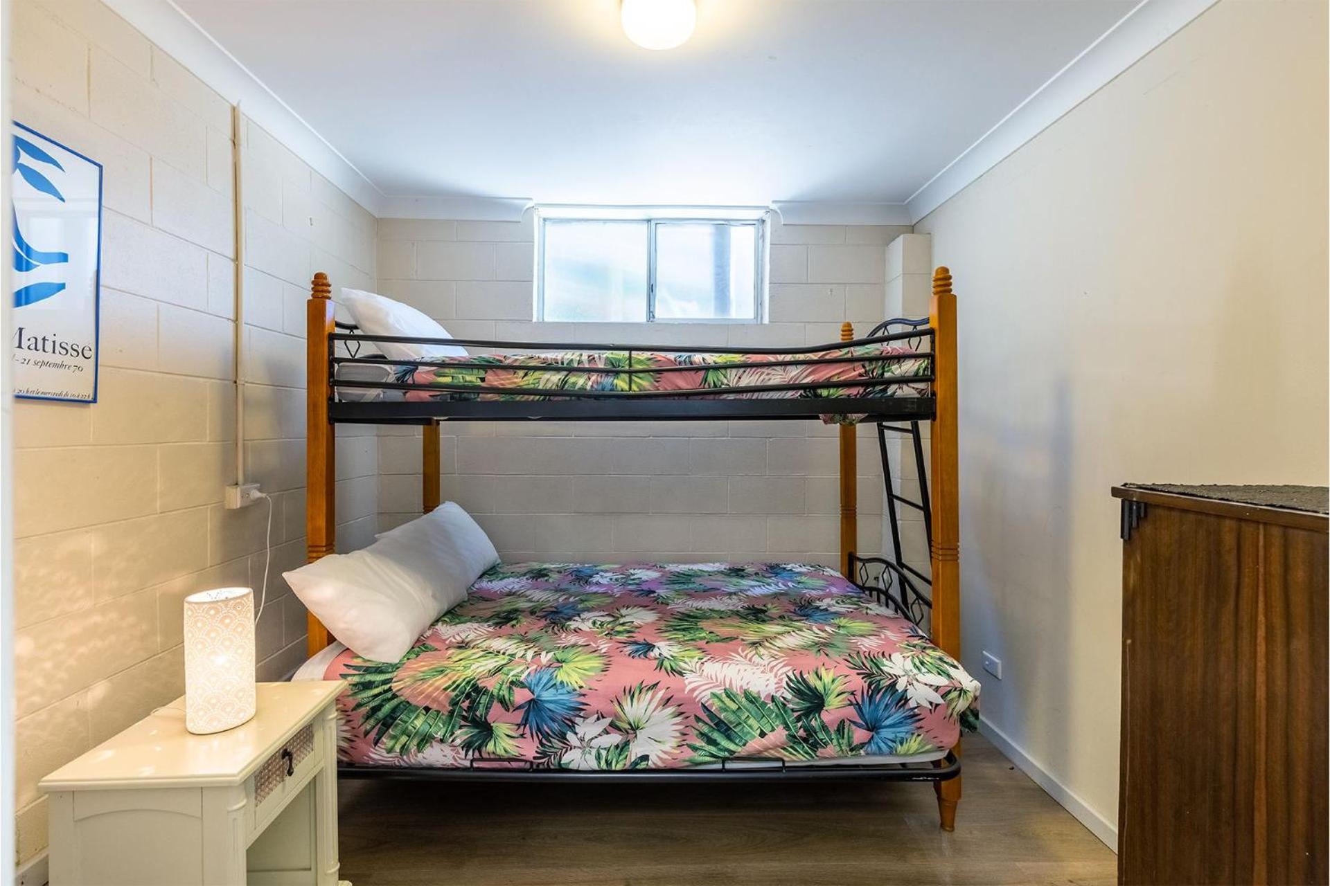 Baggies On Dutchies, 9 Burbong Street - Large pet friendly house with spectacular waterviews, Wi-Fi and air con