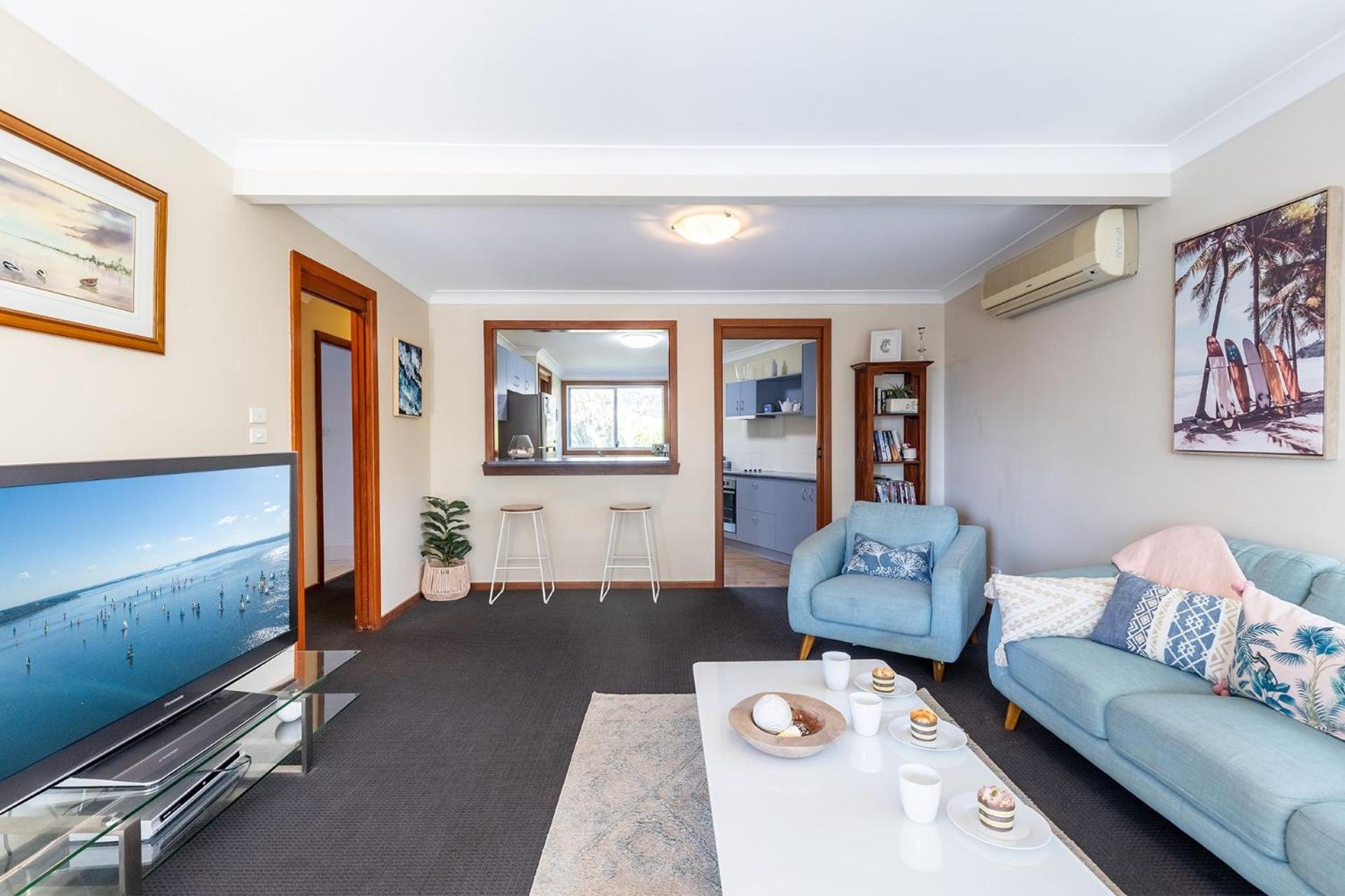 Baggies On Dutchies, 9 Burbong Street - Large pet friendly house with spectacular waterviews, Wi-Fi and air con