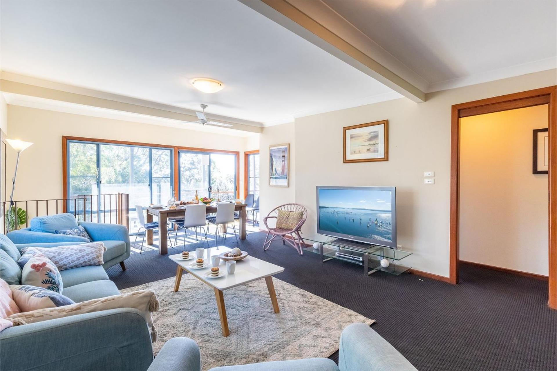 Baggies On Dutchies, 9 Burbong Street - Large pet friendly house with spectacular waterviews, Wi-Fi and air con