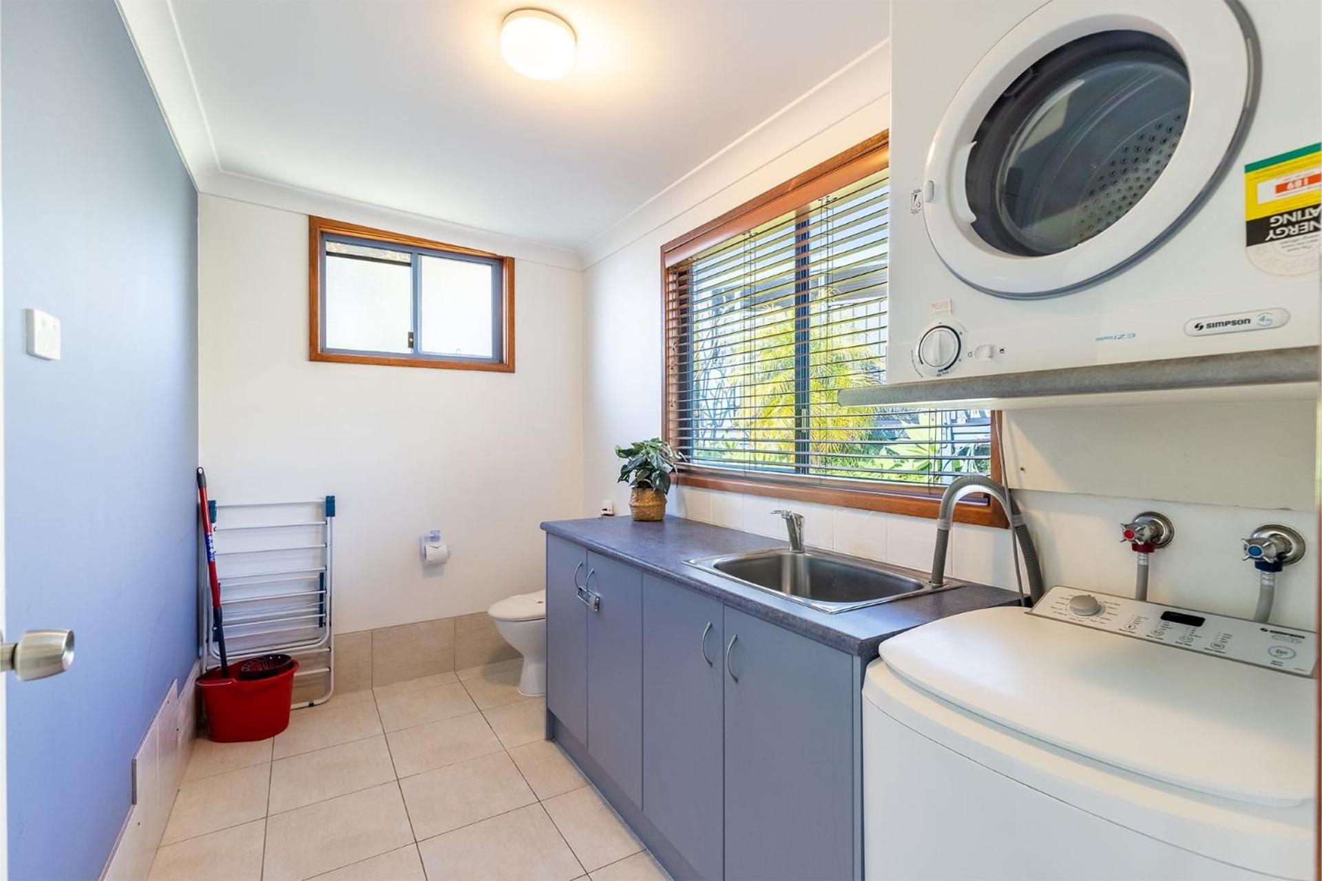 Baggies On Dutchies, 9 Burbong Street - Large pet friendly house with spectacular waterviews, Wi-Fi and air con
