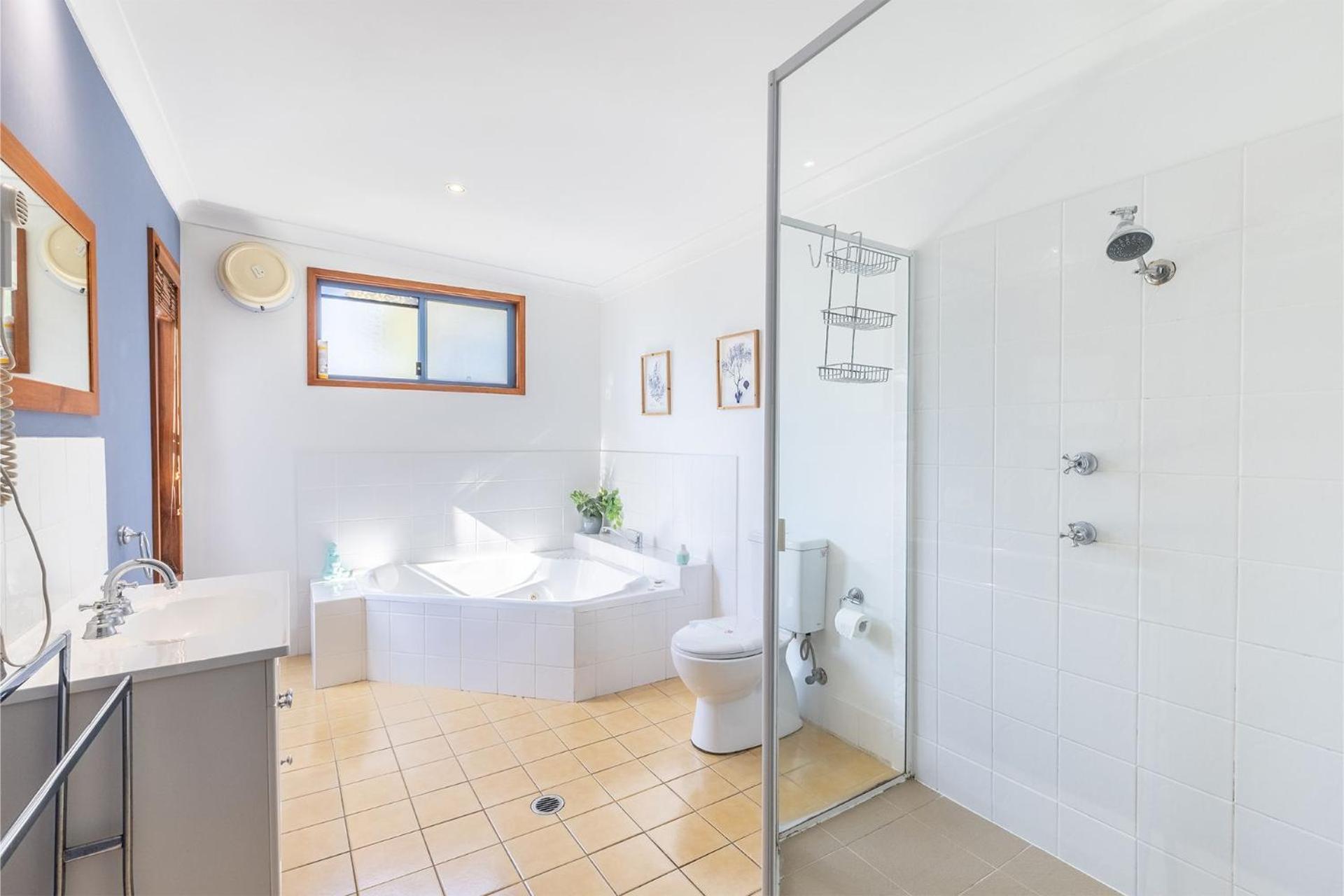 Baggies On Dutchies, 9 Burbong Street - Large pet friendly house with spectacular waterviews, Wi-Fi and air con