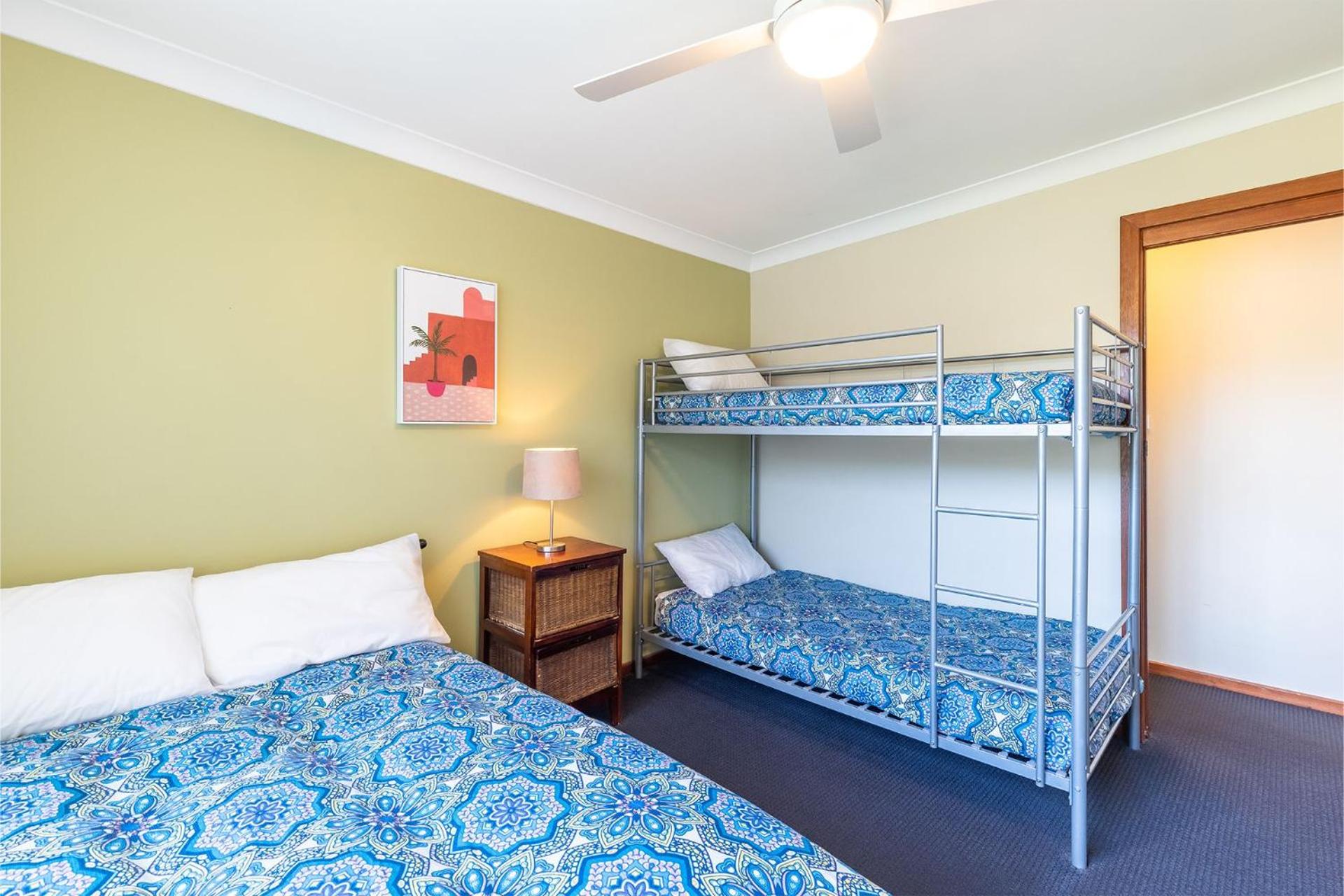 Baggies On Dutchies, 9 Burbong Street - Large pet friendly house with spectacular waterviews, Wi-Fi and air con