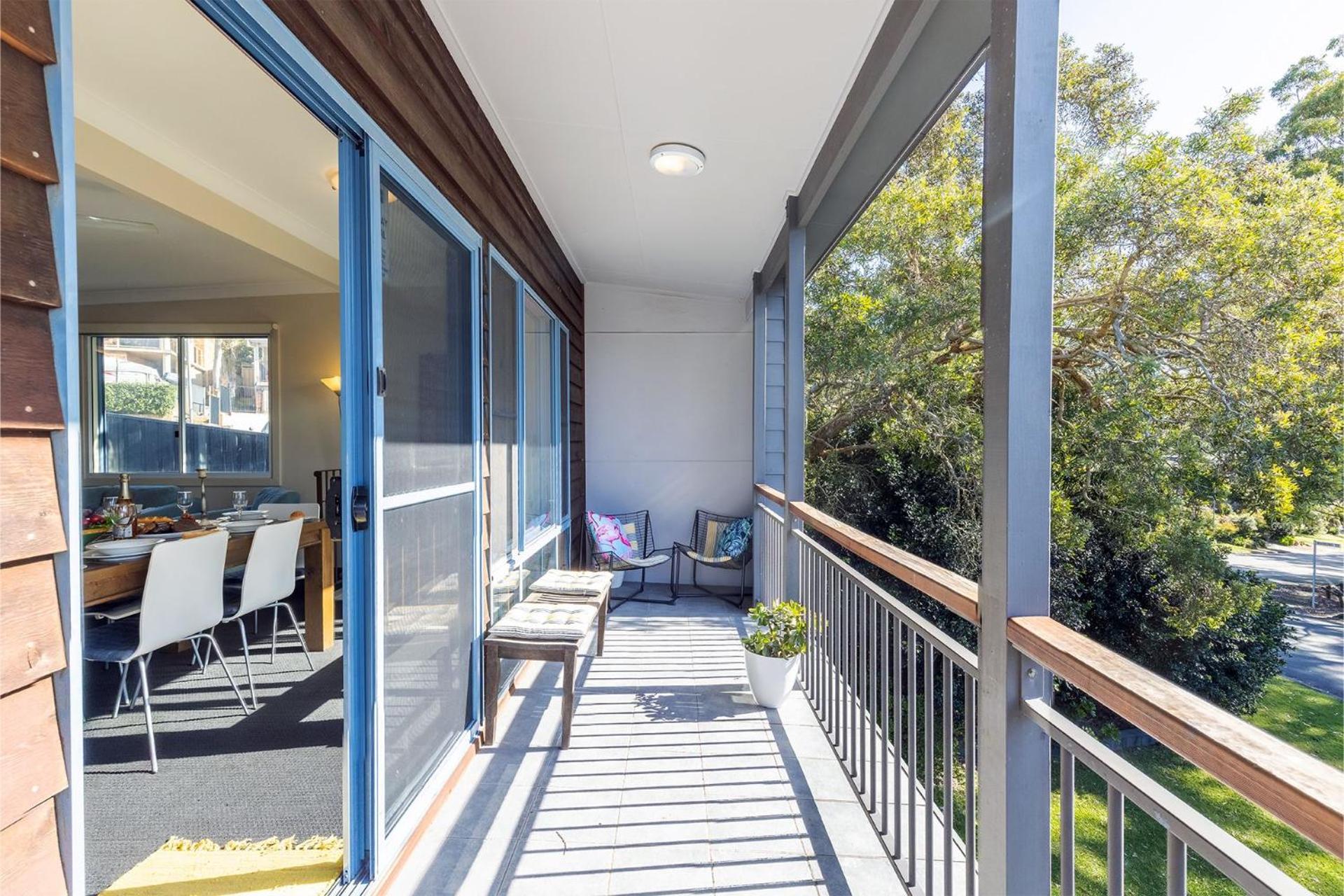 Baggies On Dutchies, 9 Burbong Street - Large pet friendly house with spectacular waterviews, Wi-Fi and air con