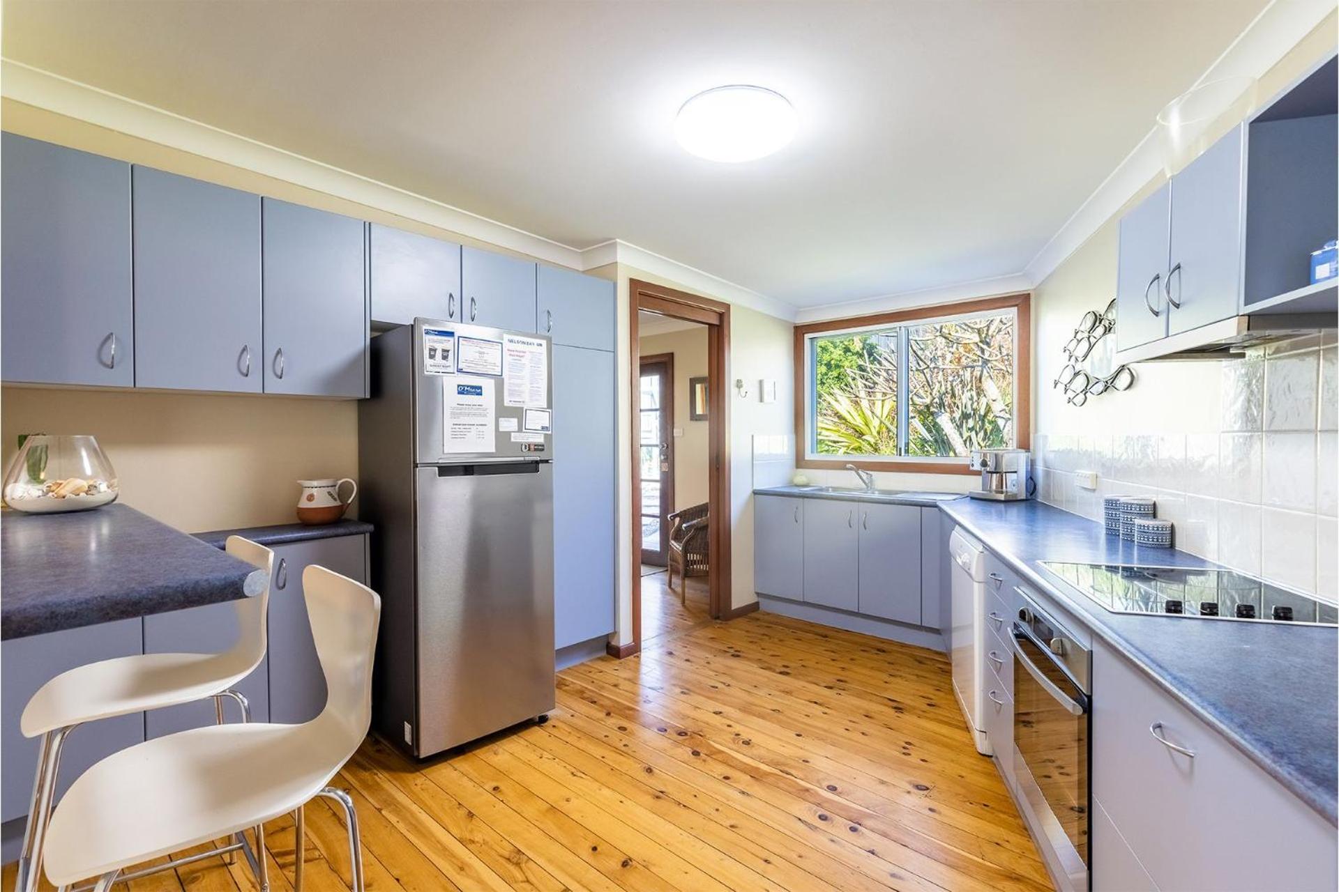 Baggies On Dutchies, 9 Burbong Street - Large pet friendly house with spectacular waterviews, Wi-Fi and air con