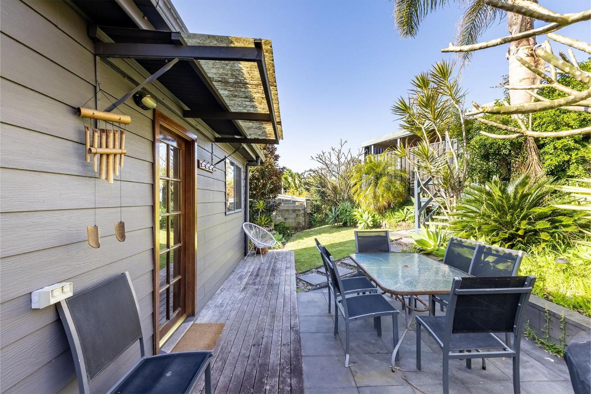 Baggies On Dutchies, 9 Burbong Street - Large pet friendly house with spectacular waterviews, Wi-Fi and air con