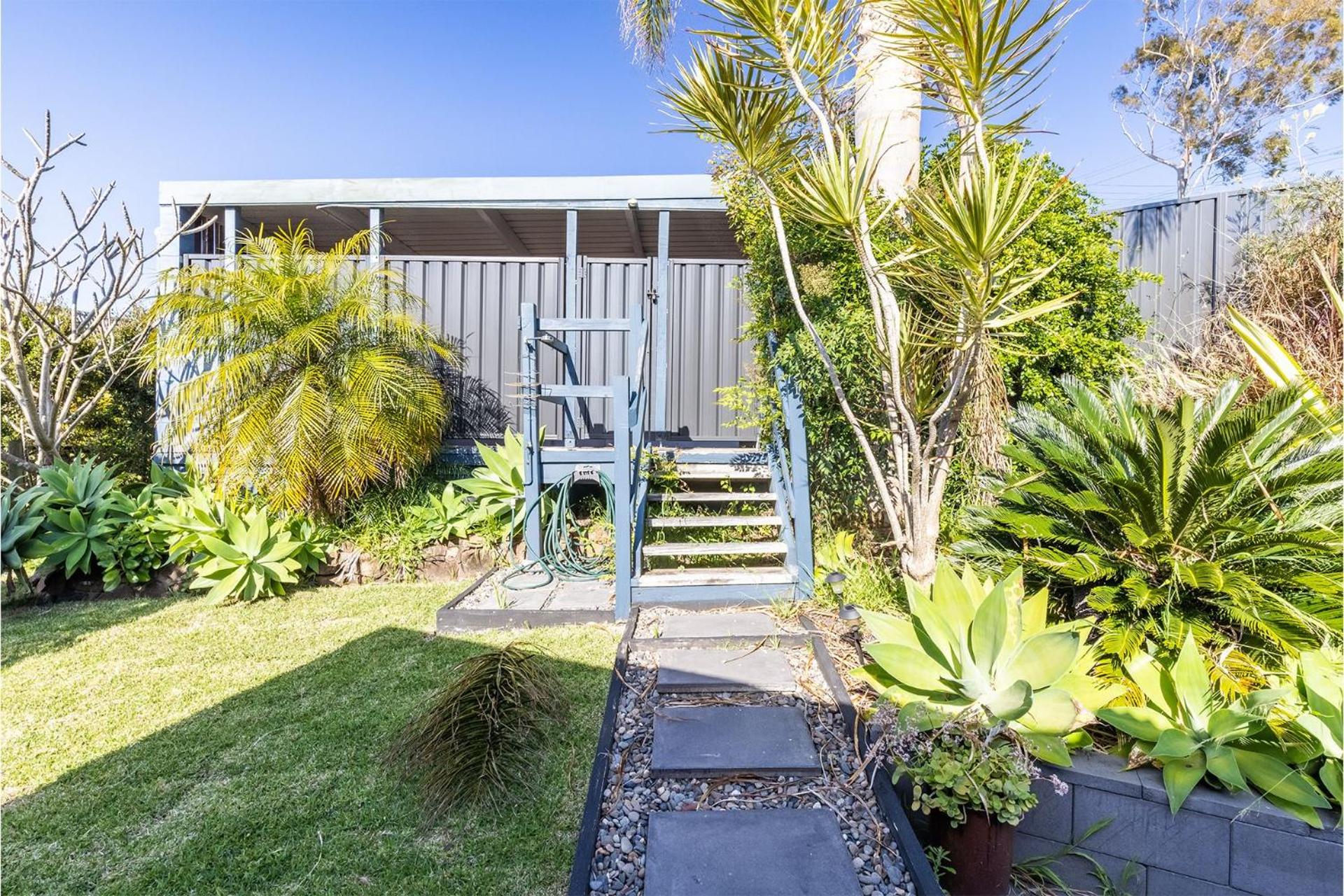 Baggies On Dutchies, 9 Burbong Street - Large pet friendly house with spectacular waterviews, Wi-Fi and air con