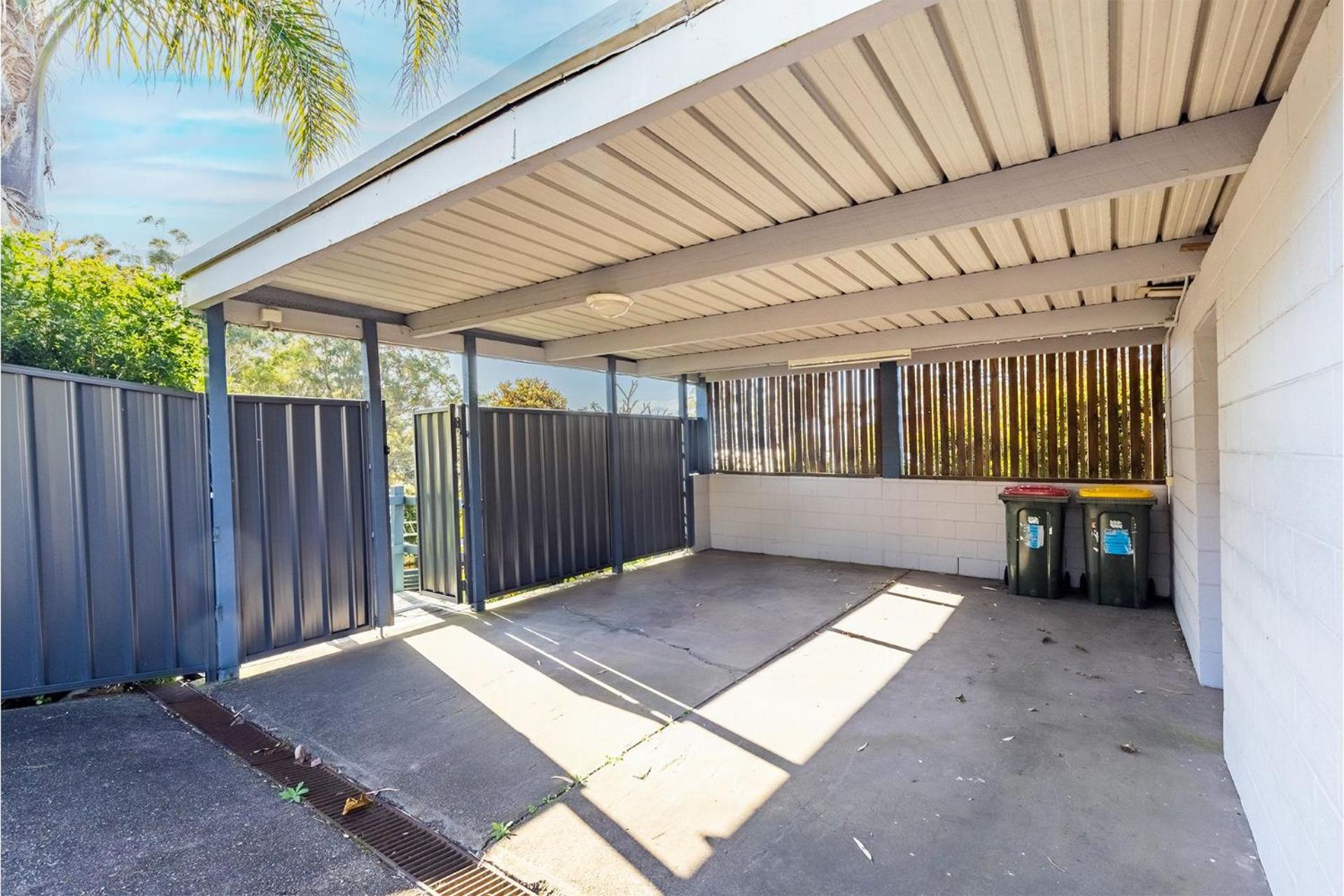 Baggies On Dutchies, 9 Burbong Street - Large pet friendly house with spectacular waterviews, Wi-Fi and air con