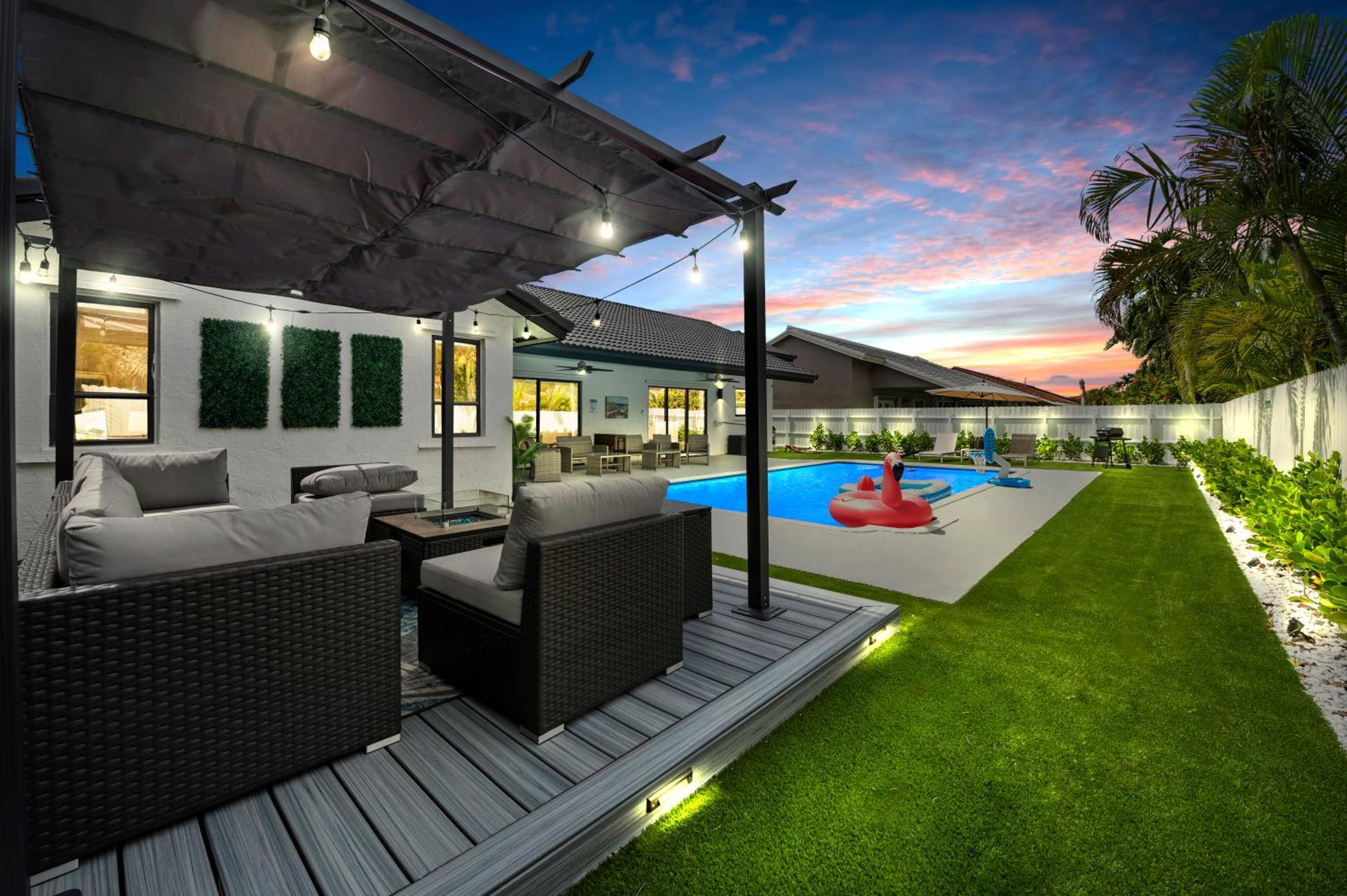 Hotel Villa Paradise Miami, Luxury Gem with Heated Pool, Game Room, Fire Pit, 3 Bed 2 Bath - Image 1