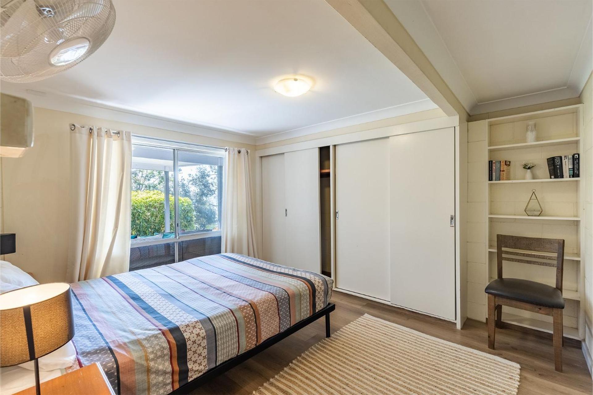 Baggies On Dutchies, 9 Burbong Street - Large pet friendly house with spectacular waterviews, Wi-Fi and air con
