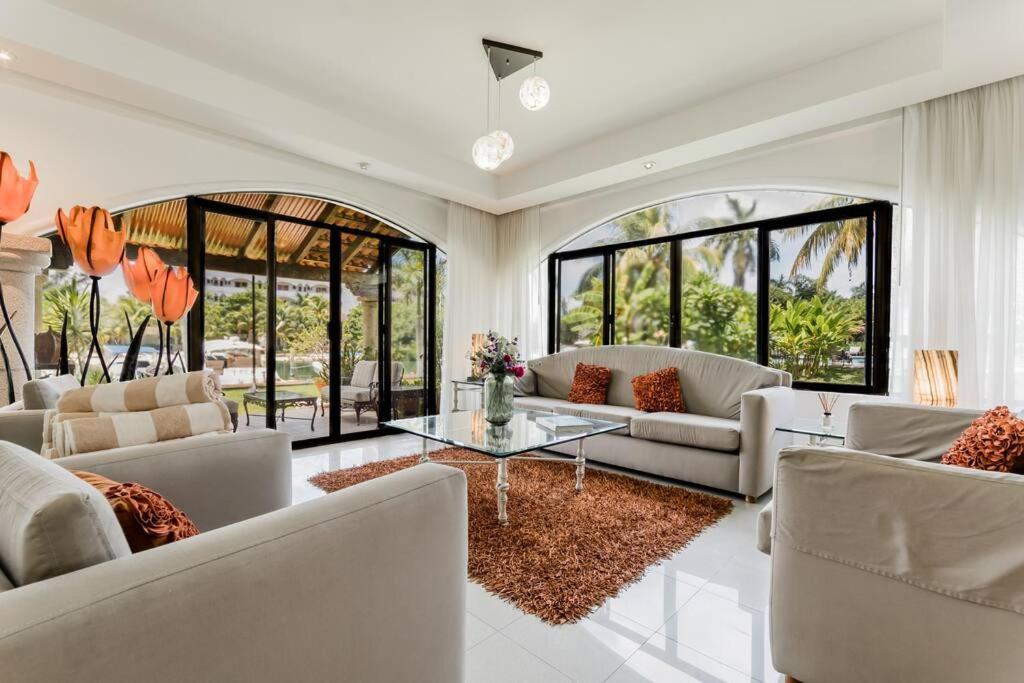 Elegant Lagoon front Villa by CASA PARAISO