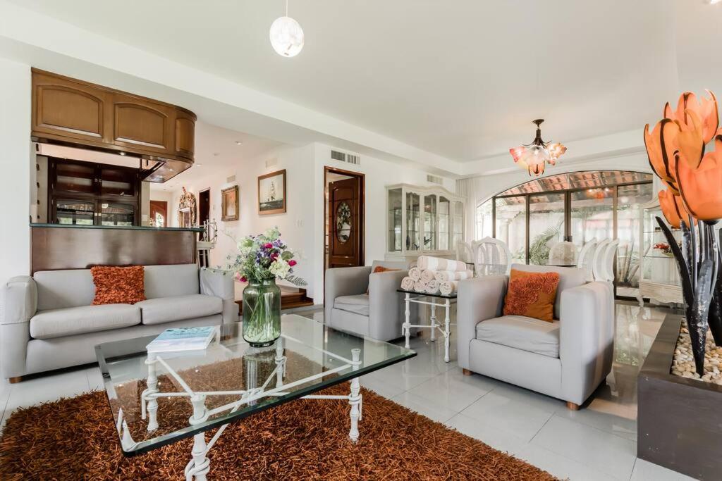 Elegant Lagoon front Villa by CASA PARAISO