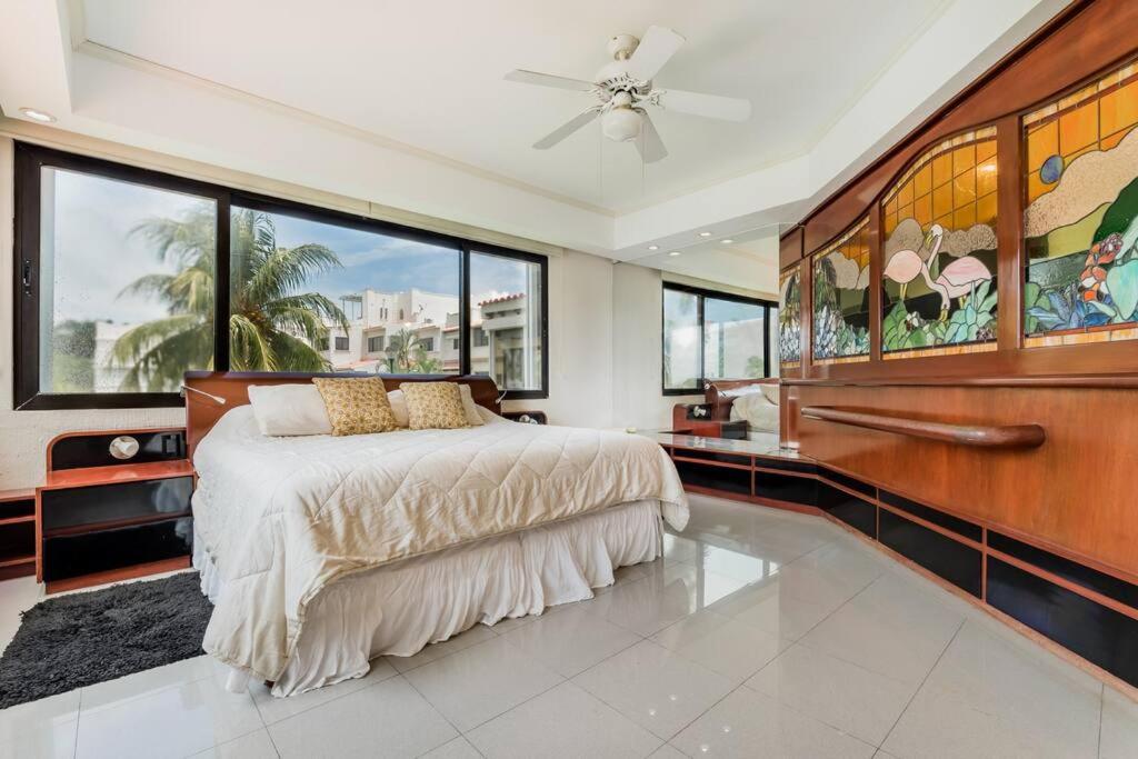 Elegant Lagoon front Villa by CASA PARAISO