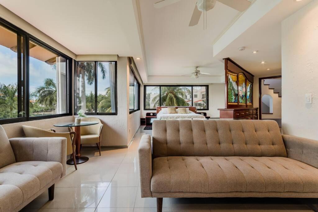 Elegant Lagoon front Villa by CASA PARAISO