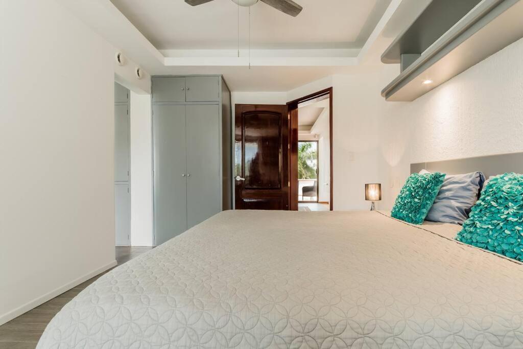 Elegant Lagoon front Villa by CASA PARAISO