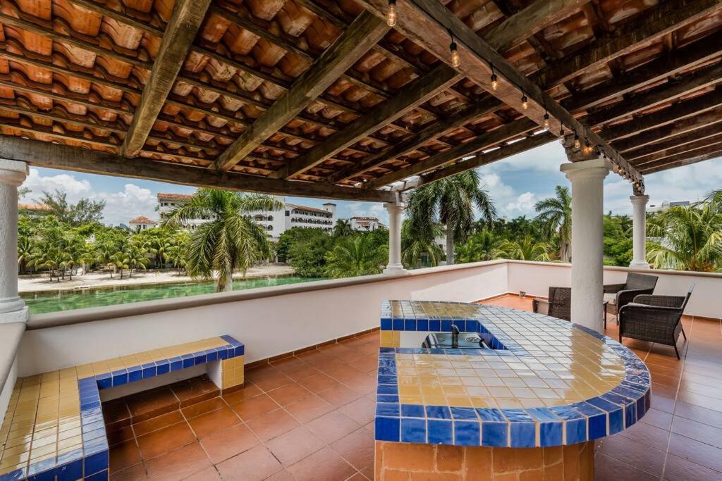Elegant Lagoon front Villa by CASA PARAISO