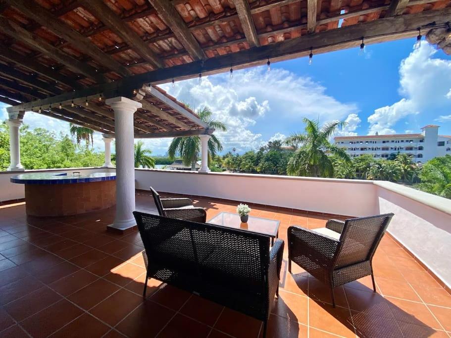 Elegant Lagoon front Villa by CASA PARAISO