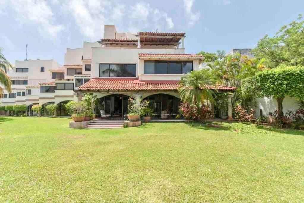 Elegant Lagoon front Villa by CASA PARAISO