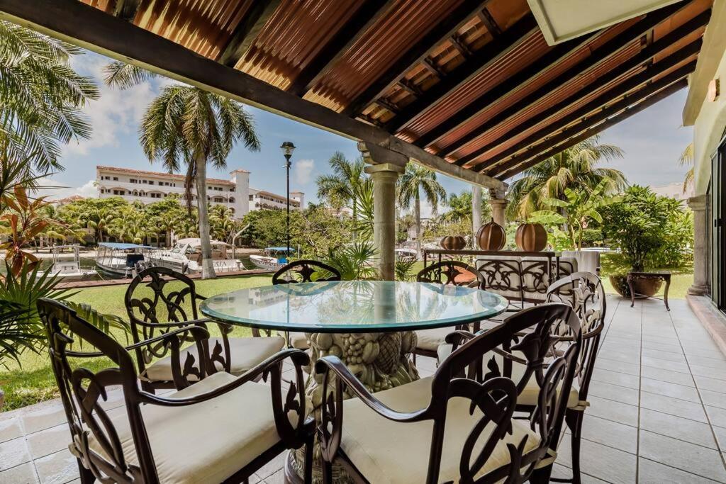Elegant Lagoon front Villa by CASA PARAISO