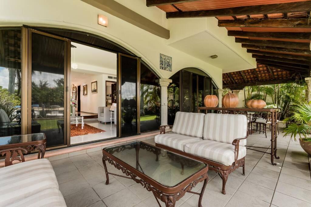 Elegant Lagoon front Villa by CASA PARAISO
