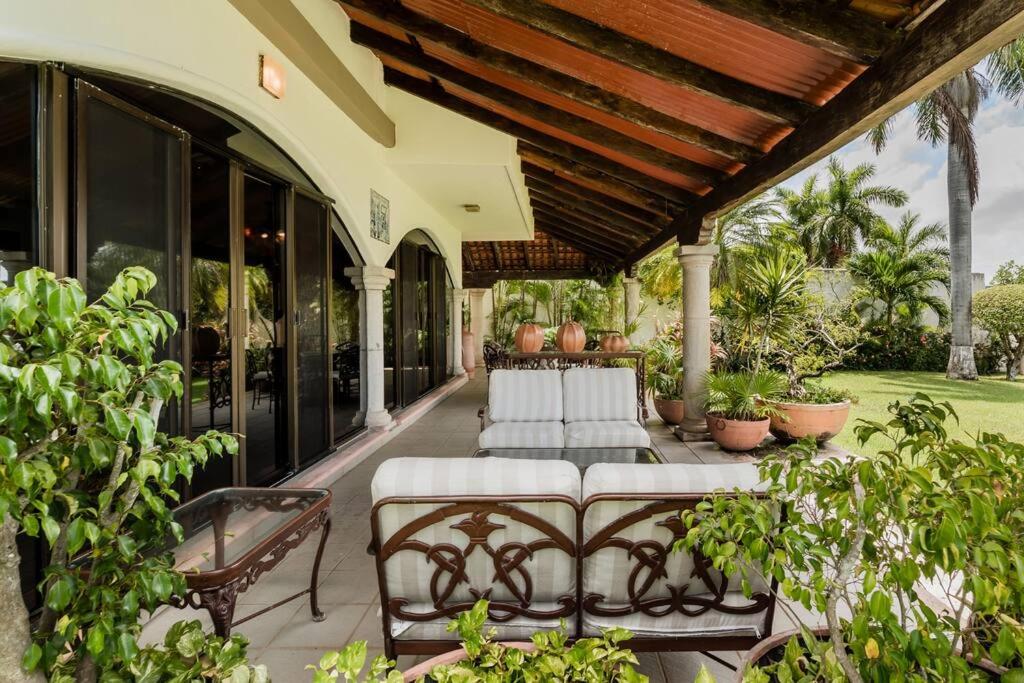 Elegant Lagoon front Villa by CASA PARAISO