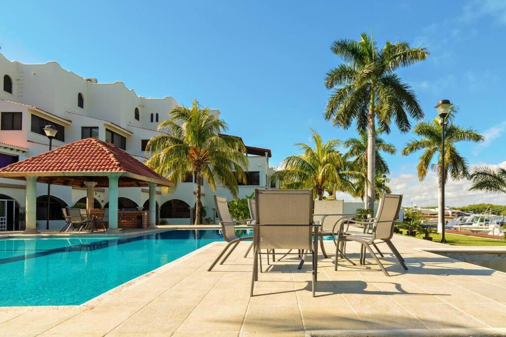 Elegant Lagoon front Villa by CASA PARAISO