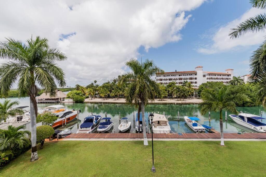 Elegant Lagoon front Villa by CASA PARAISO