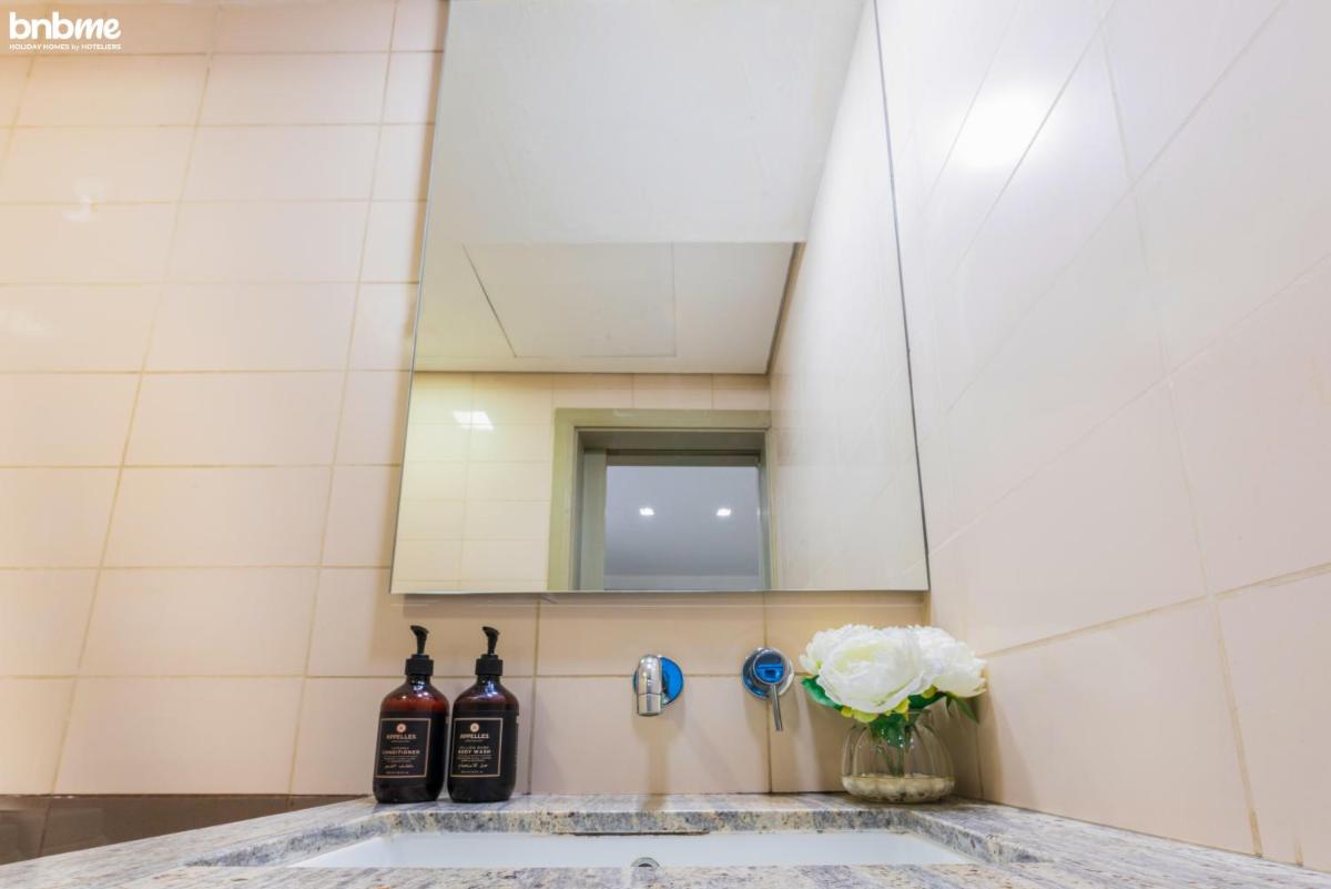 bnbmehomes - Duplex Living walk to Burj K and Dubai Mall - L313