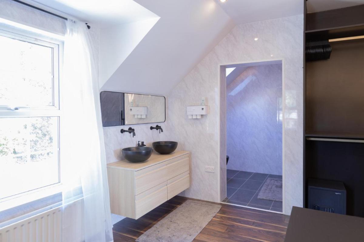 Luxurious 4BD family Retreat in Magherafelt view 3