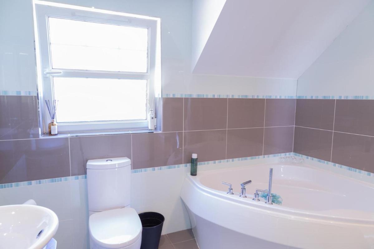 Luxurious 4BD family Retreat in Magherafelt view 4