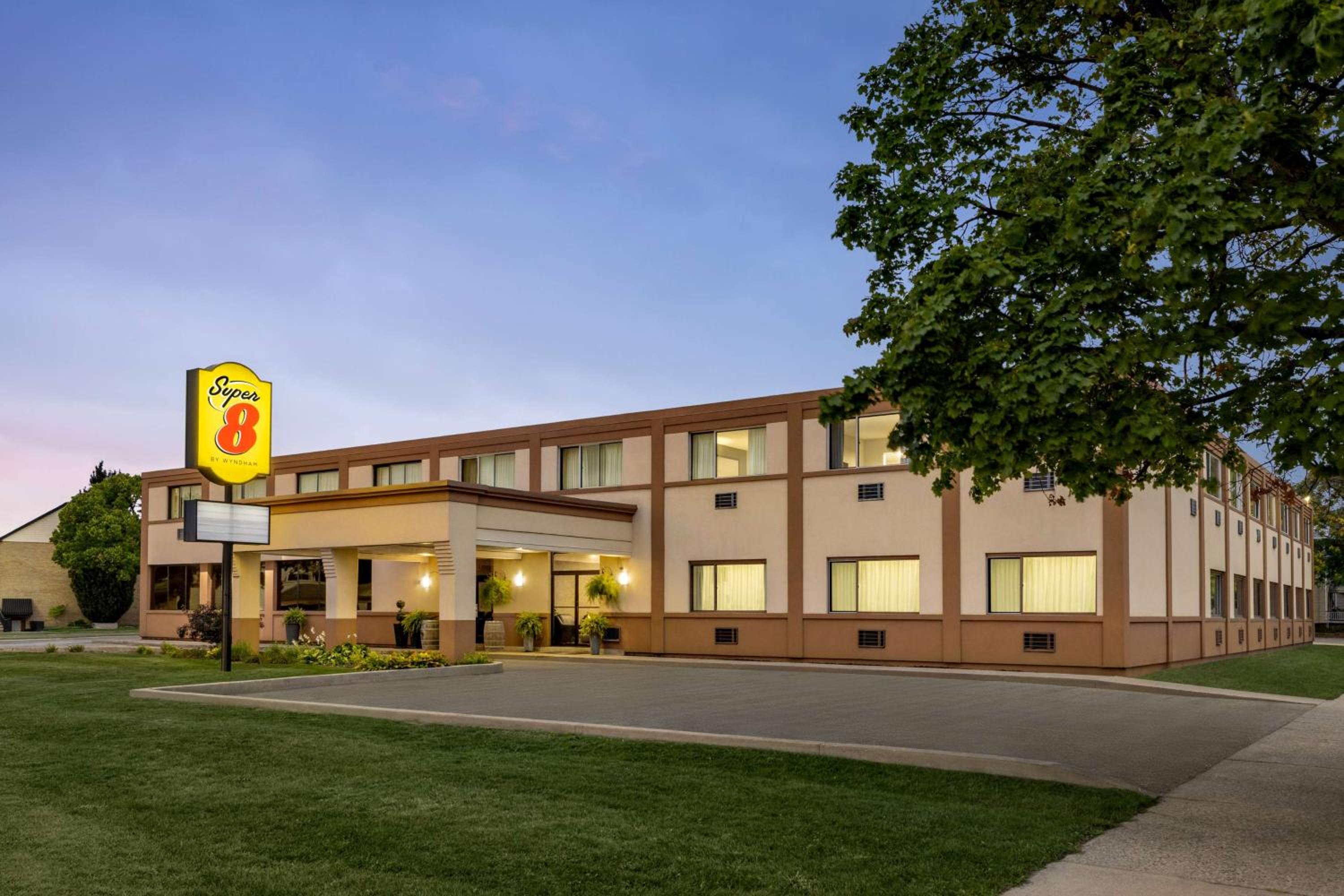 Sarnia Vacations - Super 8 by Wyndham Sarnia ON - Property Image 4