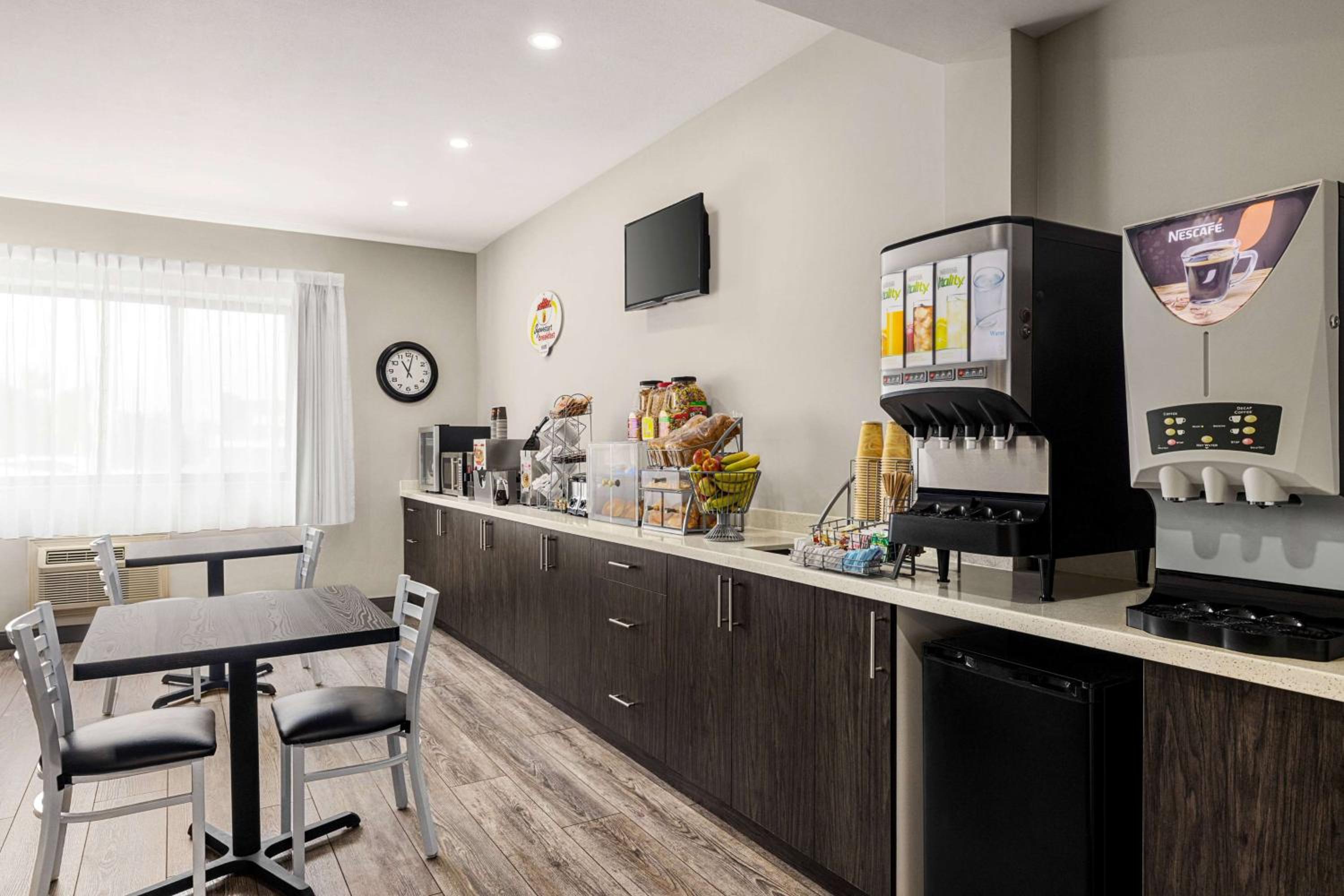 Sarnia Vacations - Super 8 by Wyndham Sarnia ON - Property Image 7