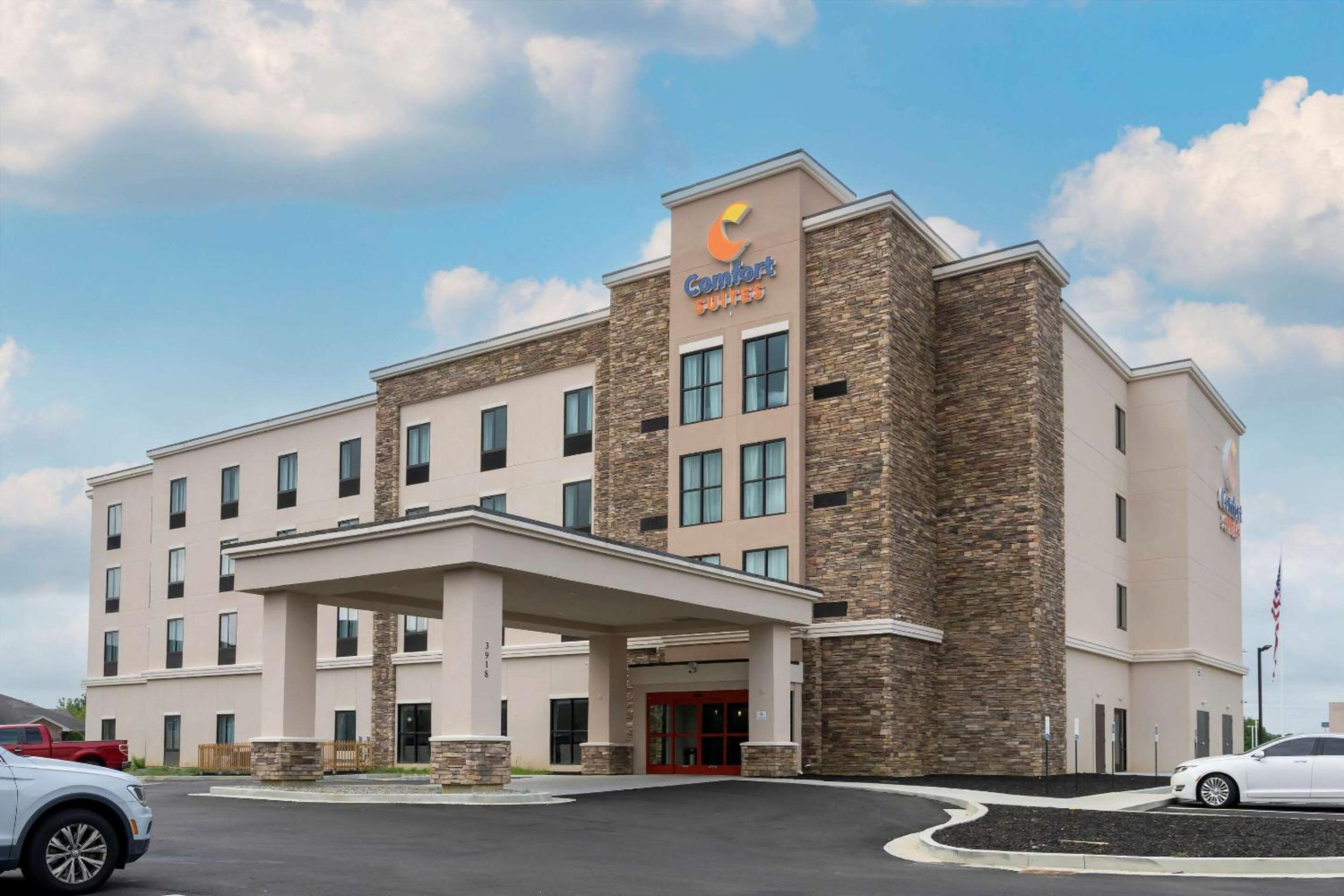 Hotel Comfort Suites - Image 1