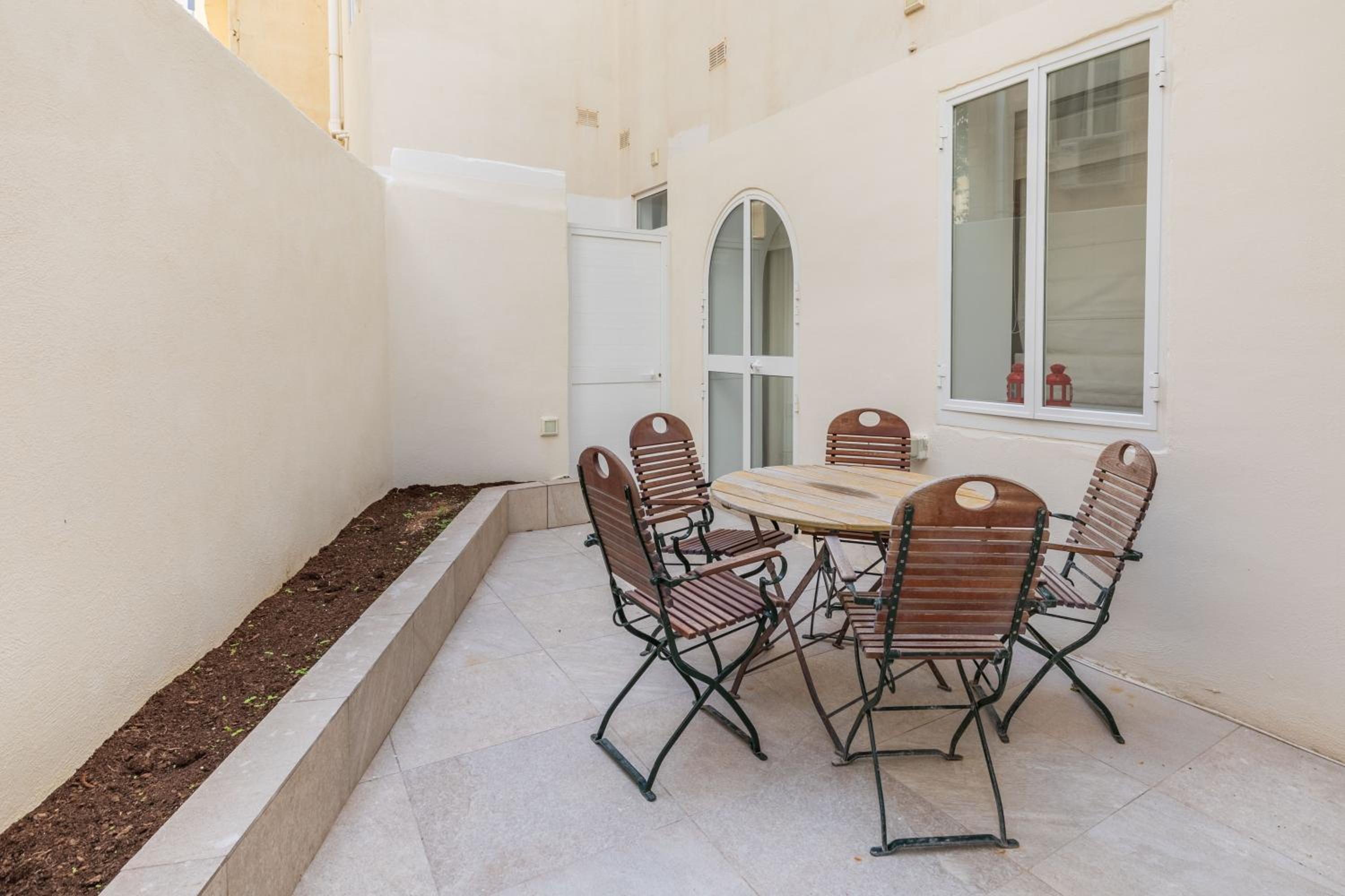 Hotel Unique Four Bedroom Townhouse One Minute Away From The Seafront - Image 1