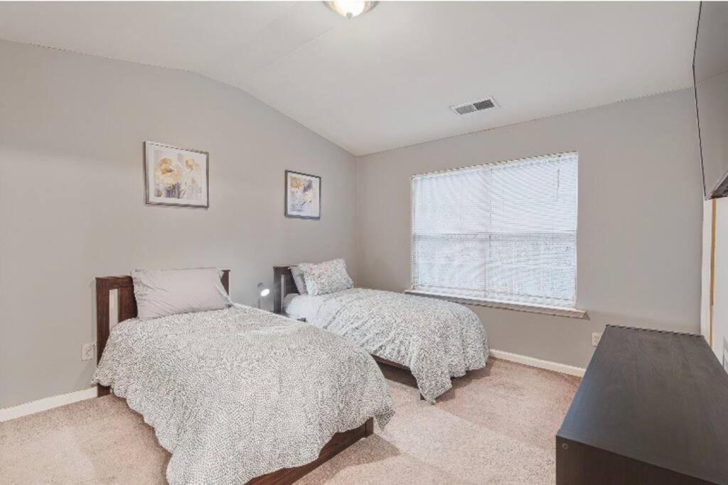 Beautiful Cozy 3-Bedroom Townhome Retreat view 4