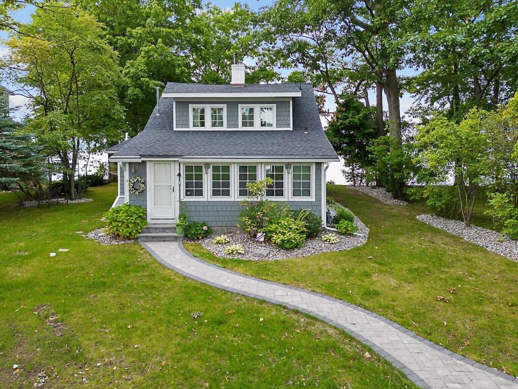 Beautiful Waterfront House in Owasco Lake view 3