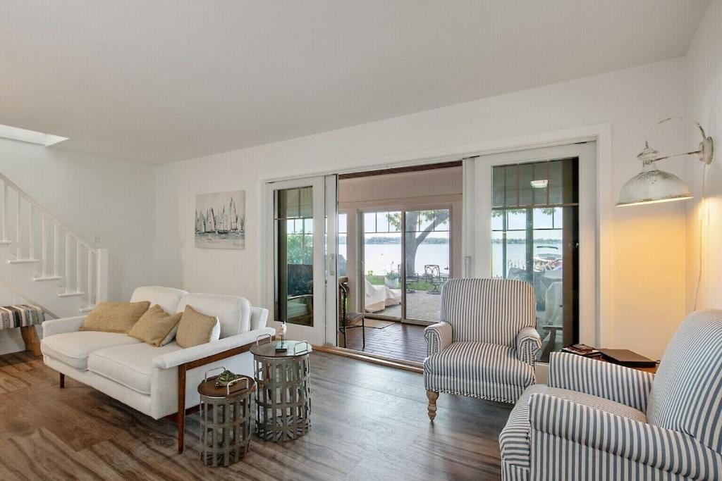 Beautiful Waterfront House in Owasco Lake view 4