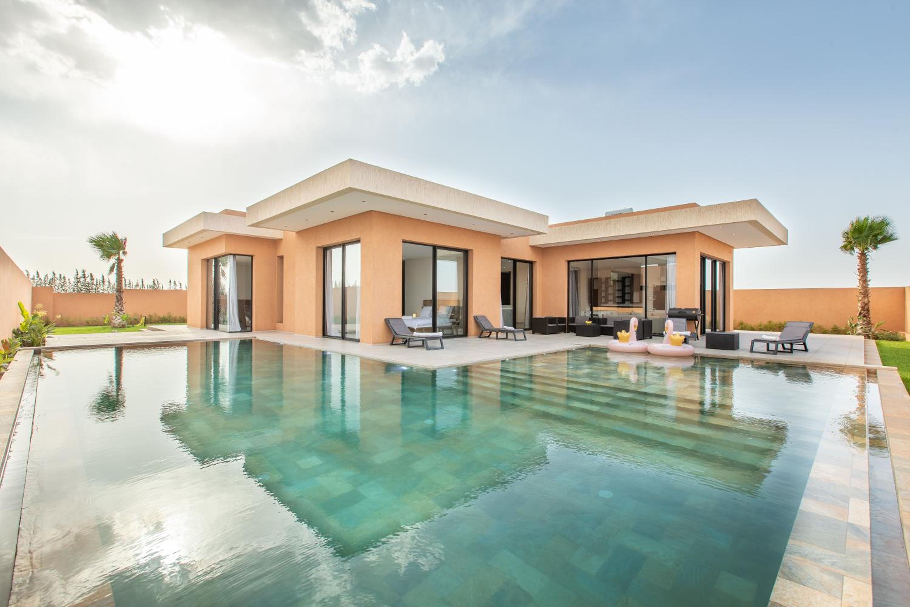 Villa Perle Rouge, Piscine , Cuisinière, Billard, playStation5 view 2