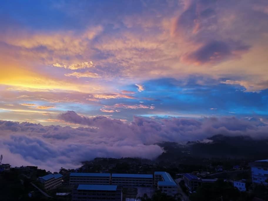 Vacation House in Baguio with Amazing Sunset Views view 3